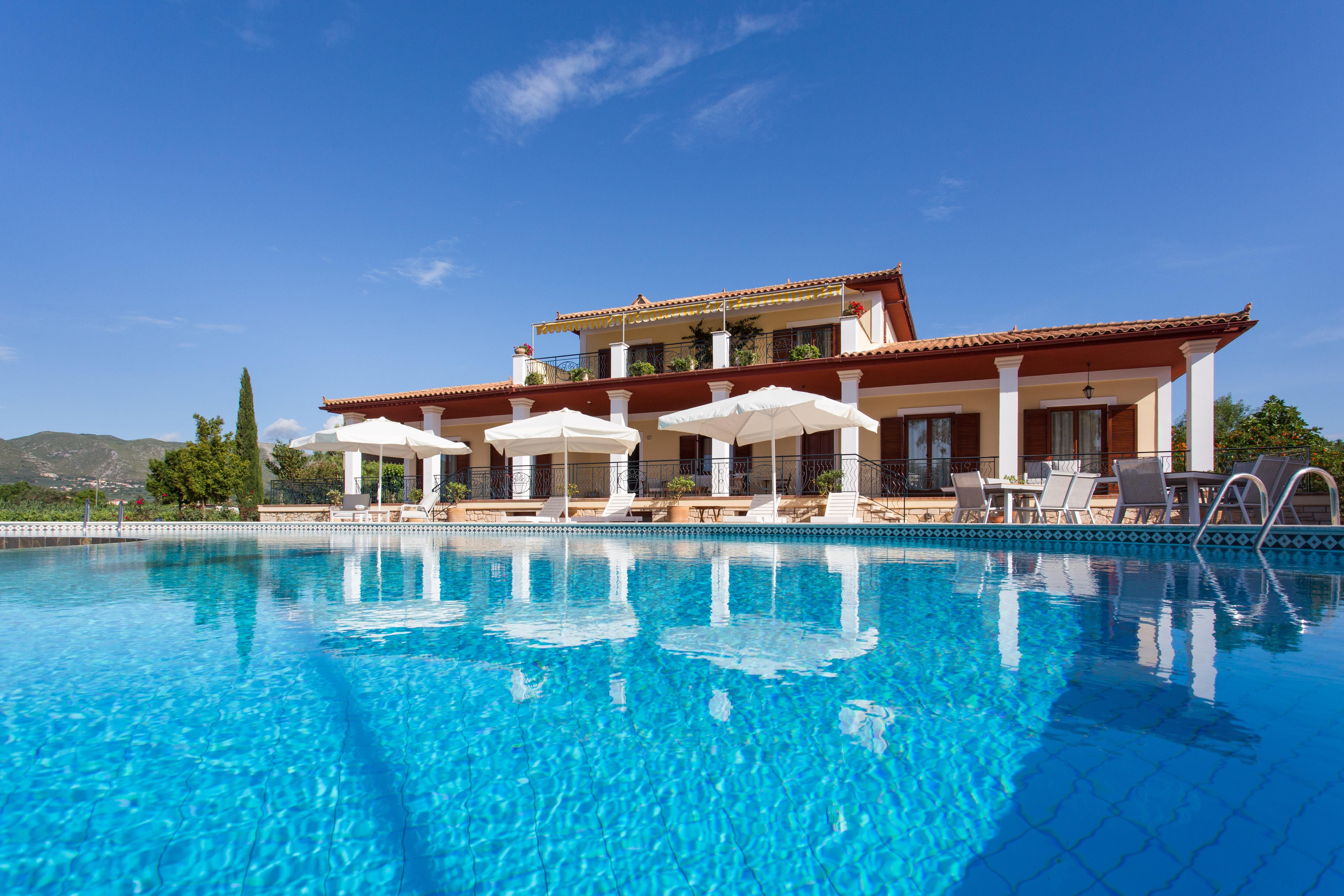 Villa Mavrikos Tsilivi: Spacious 6-Bedroom Luxury Apartment with Pool and Tennis Court, Tsilivi