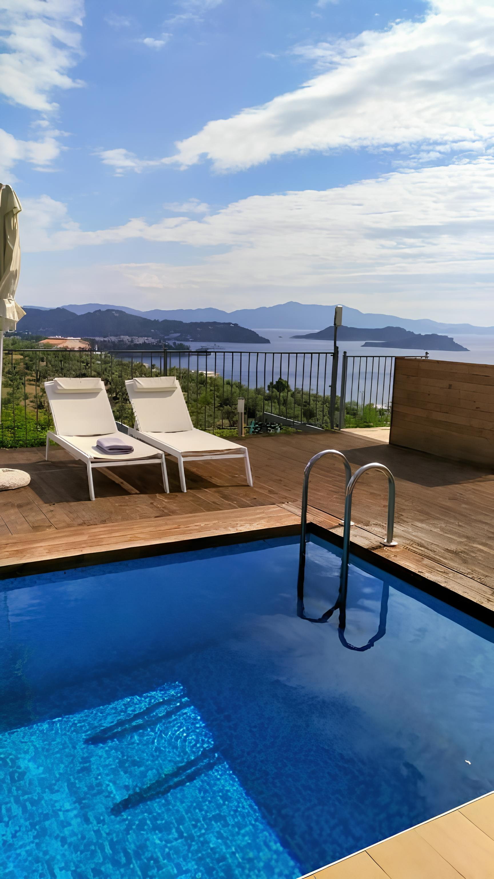 Villa Mavro Sporades: Elegant 3-Bedroom Apartment with Sea Views and Air Conditioning, Skiathos
