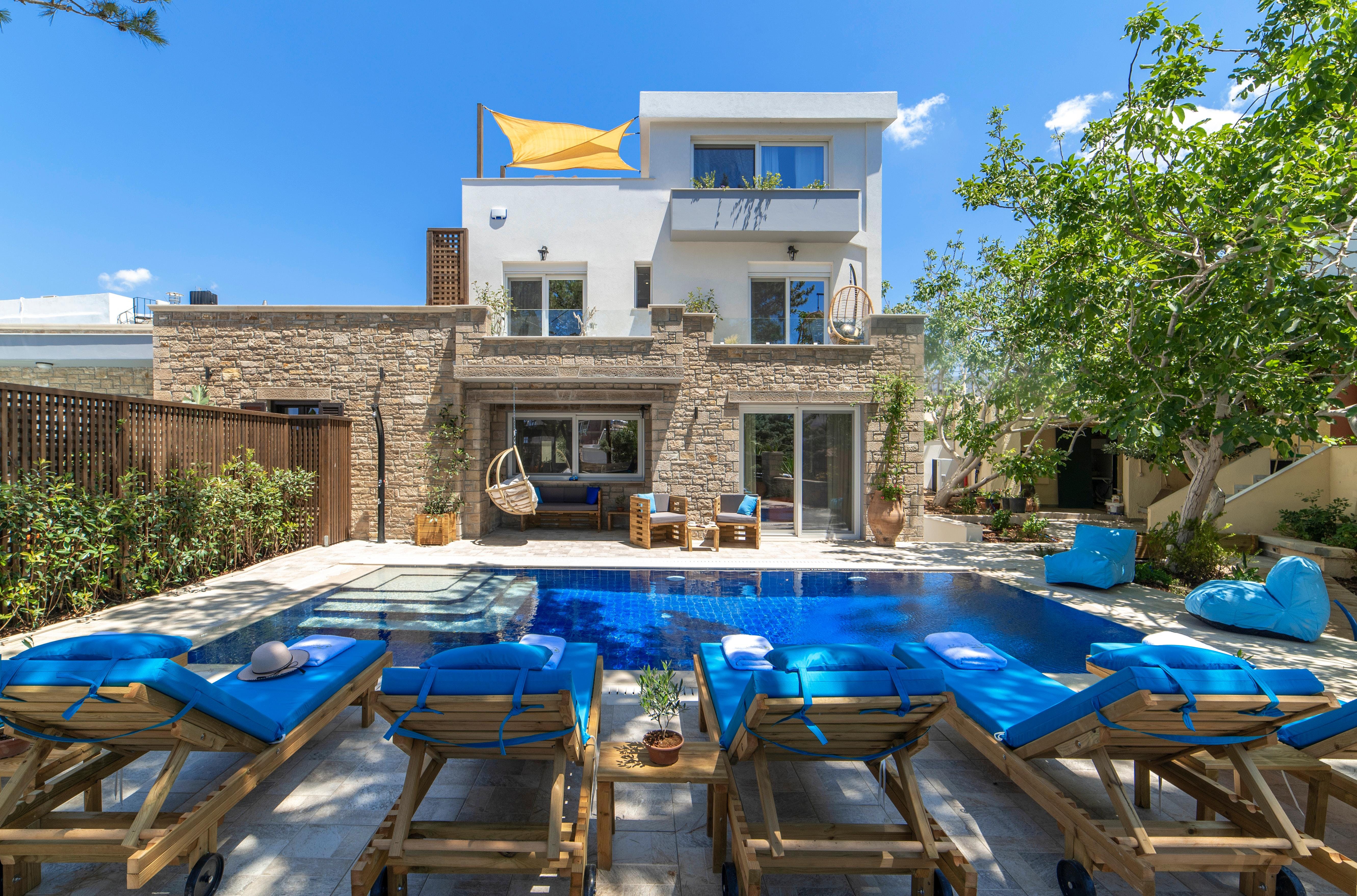 Villa Zephyros Plaka Greece: Spacious 7-Bedroom Luxury Apartment with Seaview and Pool, Crete