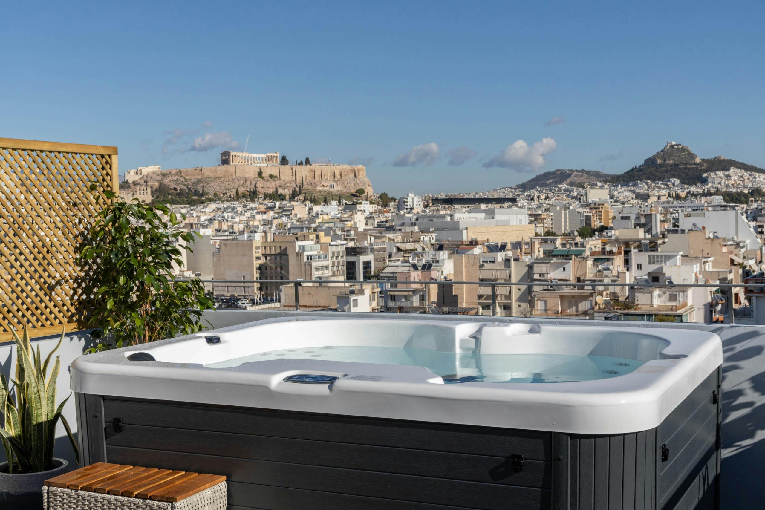 Villa Boreas Kaisariani Athens: Stylish 3-Bedroom Townhouse with Hot Tub, Athens