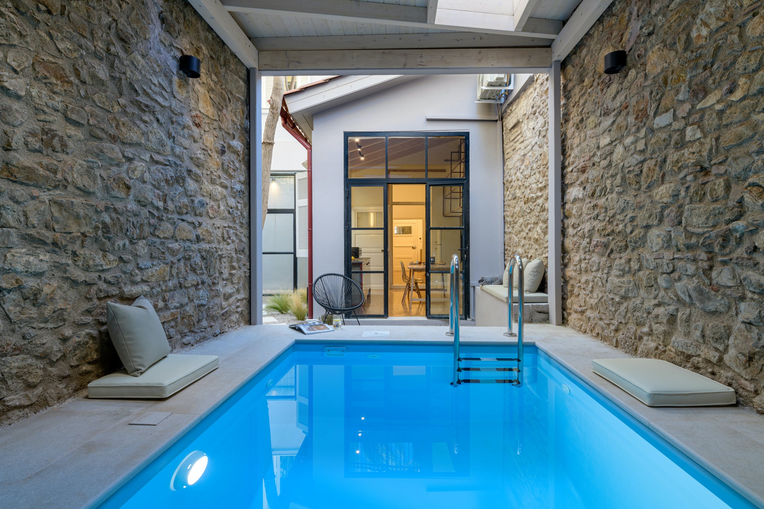 Villa Chrysos Kynosargous Athens: Elegant 2-Bedroom Apartment with Mineral Water Pool, Athens