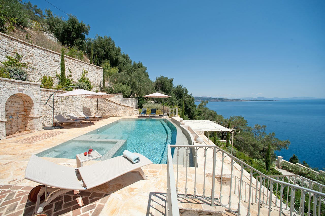 Villa Lefkos Agia Barbati: Spacious 3-Bedroom Beachfront Apartment with Infinity Pool, Corfu
