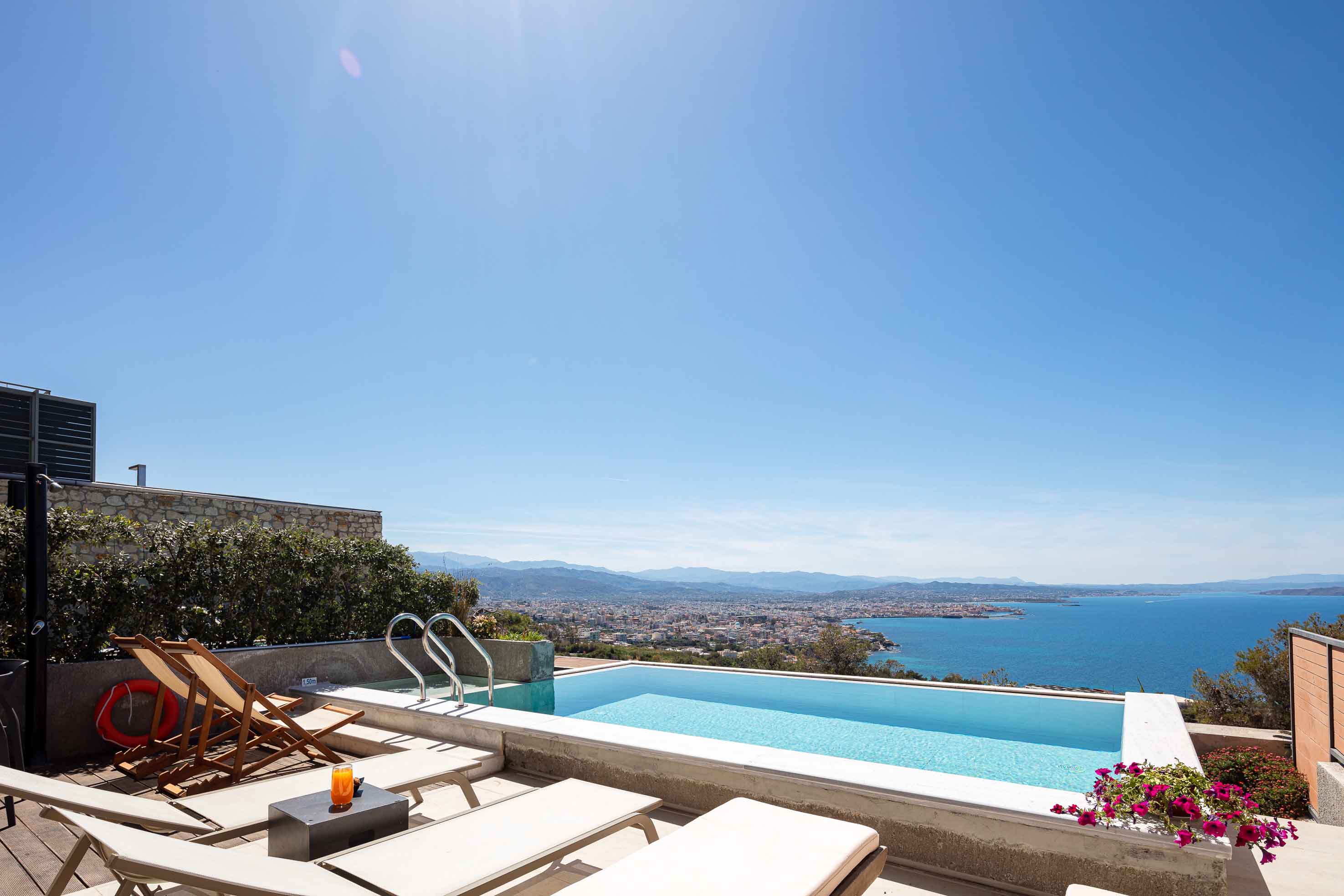 Villa Lefki Agia Chania: 6-Bedroom Luxury Apartment with Sea View and Pool, Chania