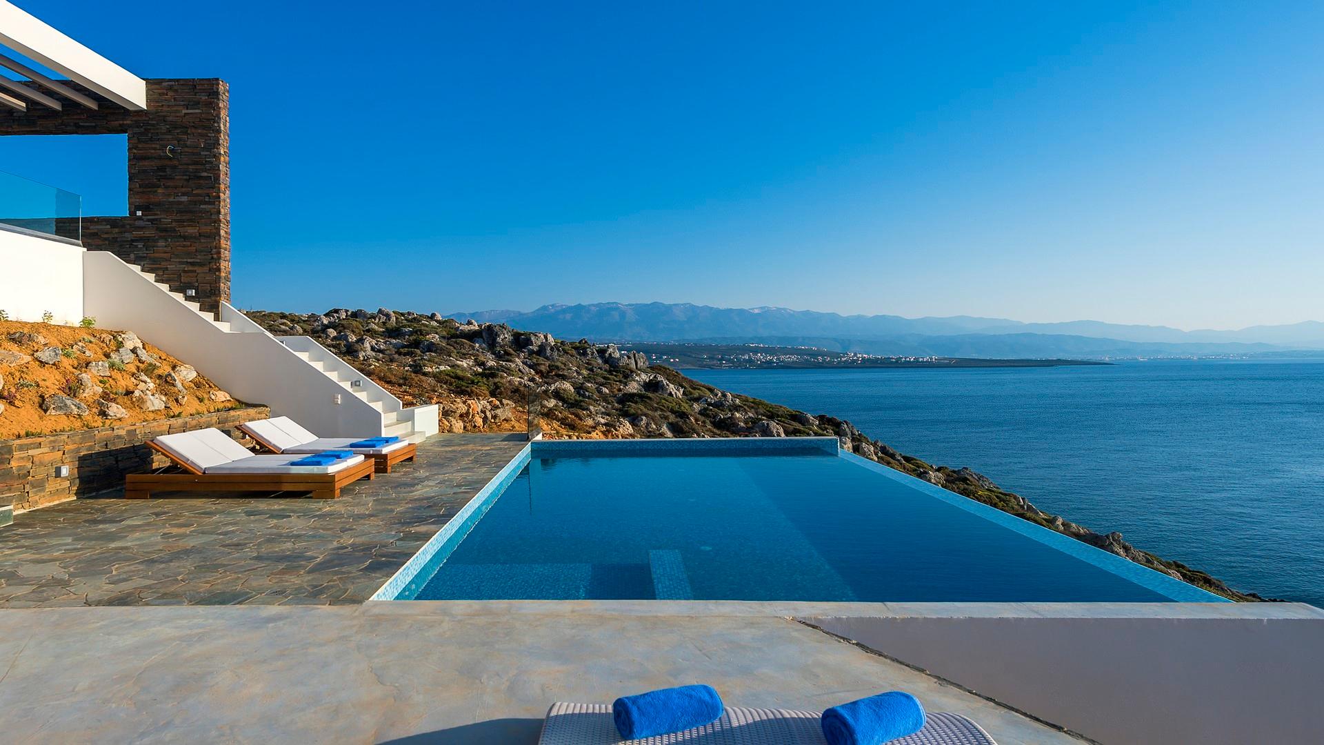 Villa Zephyros Mylopotamos Chorafakia: Spacious 5-Bedroom Luxury Apartment with Infinity Pool, Chorafakia