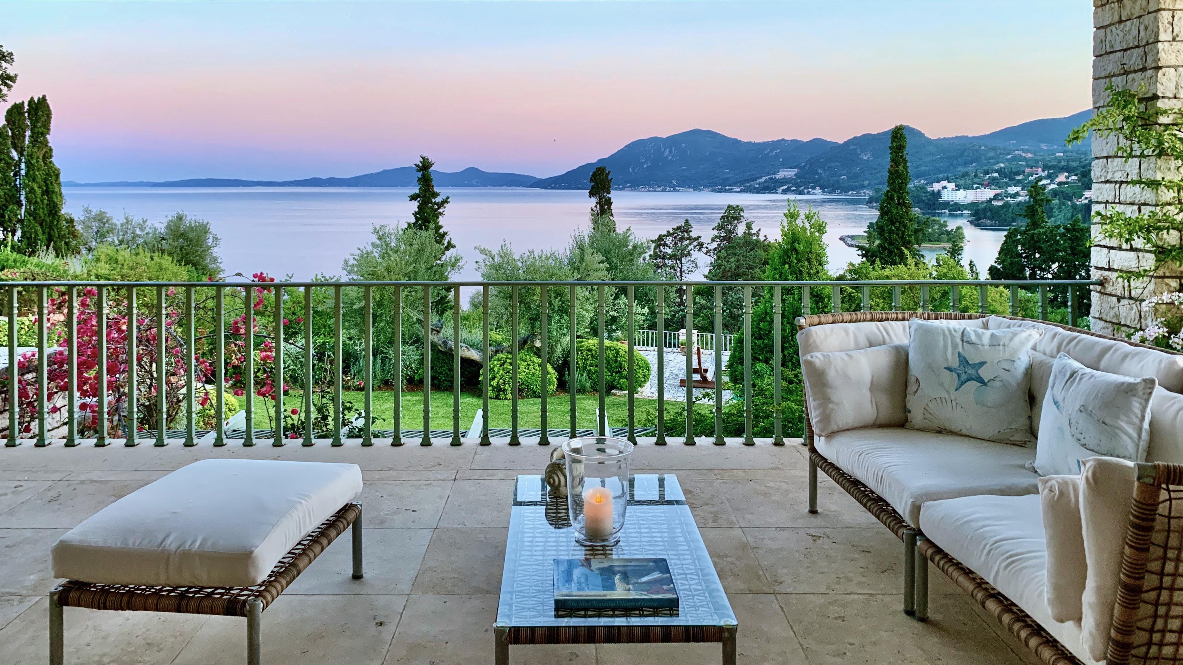 Villa Kyanos Vlacherna Corfu Town: Elegant 9-Bedroom Luxury Apartment with Seaview and Pool, Corfu Town