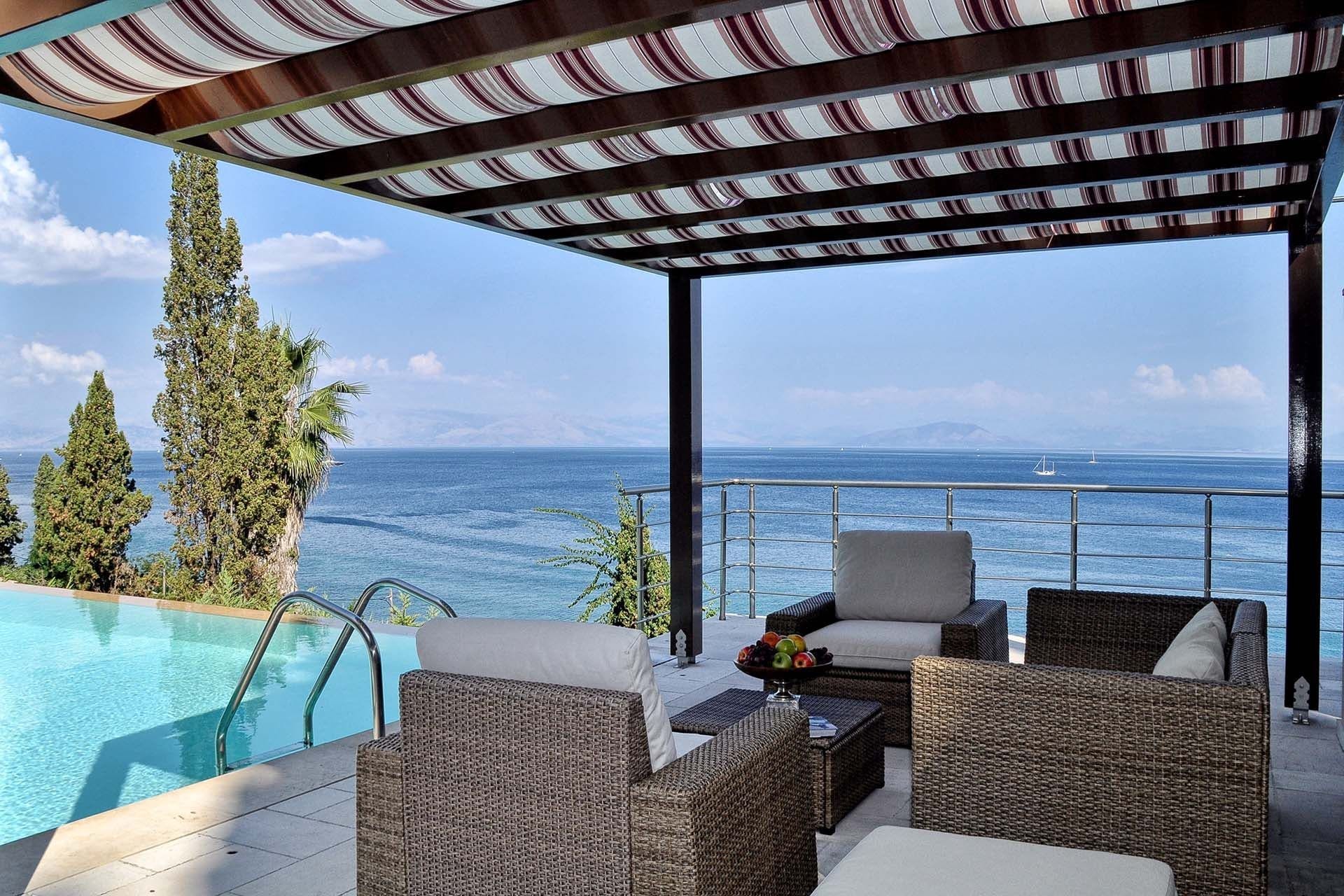 Villa Boreas Garitsa Corfu Town: Spacious 7-Bedroom Luxury Apartment with Seaviews, Corfu Town