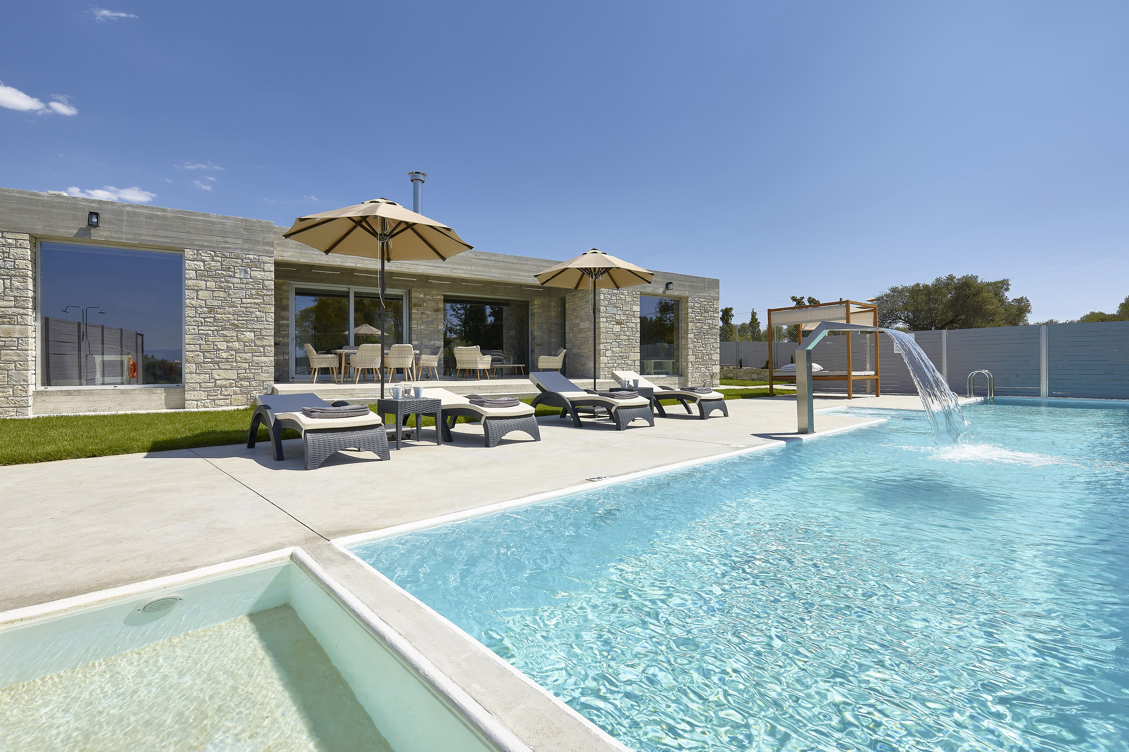 Villa Lysias Kokkino Crete: Spacious 4-Bedroom Apartment with Private Pools, Crete