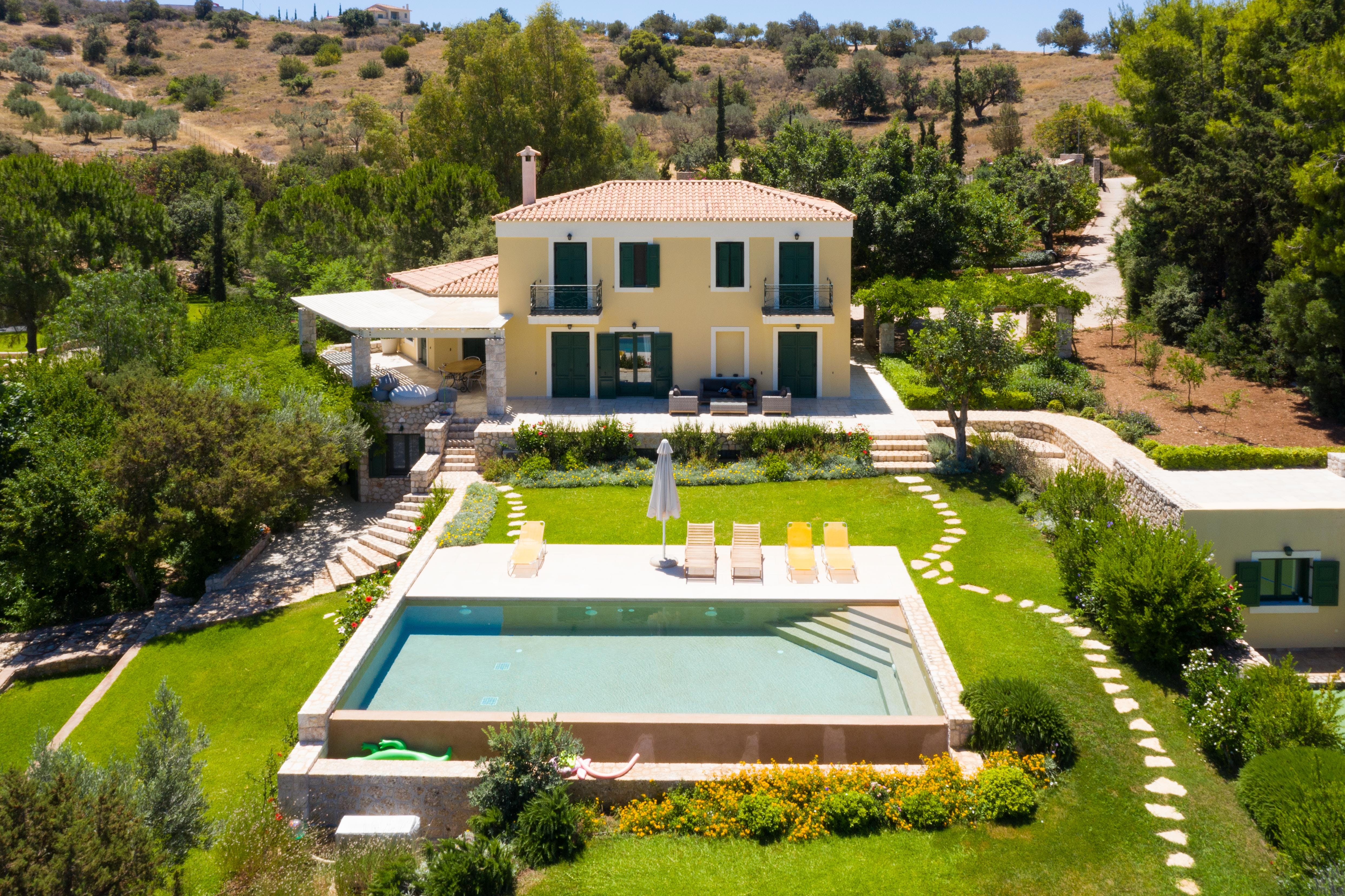 Villa Lefkos Valtos Elios: 8-Bedroom Luxury Apartment with Beach Access and Tennis Court, Elios