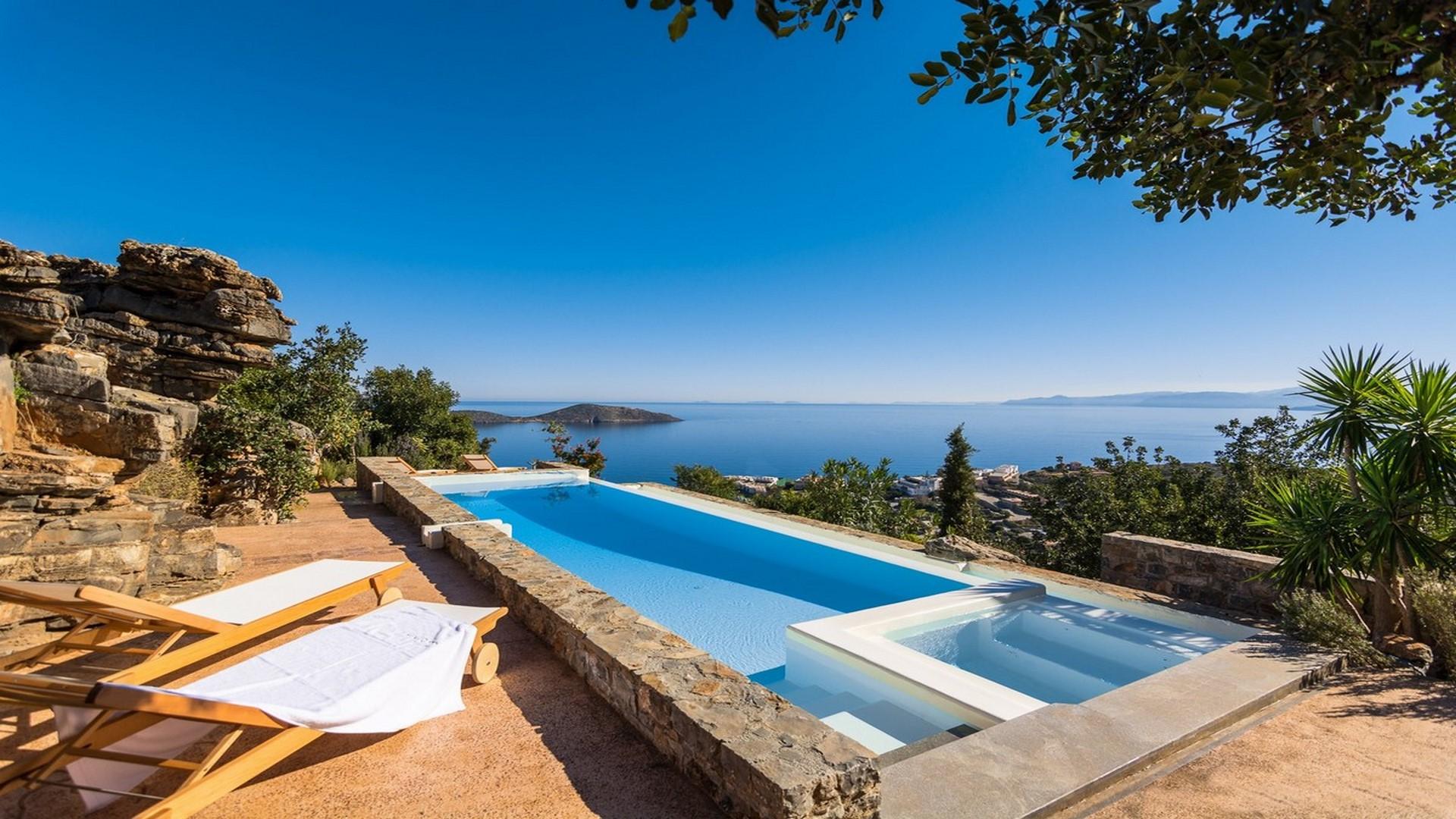 Villa Lefkos Kolokytha Elounda: Spacious 3-Bedroom Apartment with Infinity Pool and Seaviews, Elounda