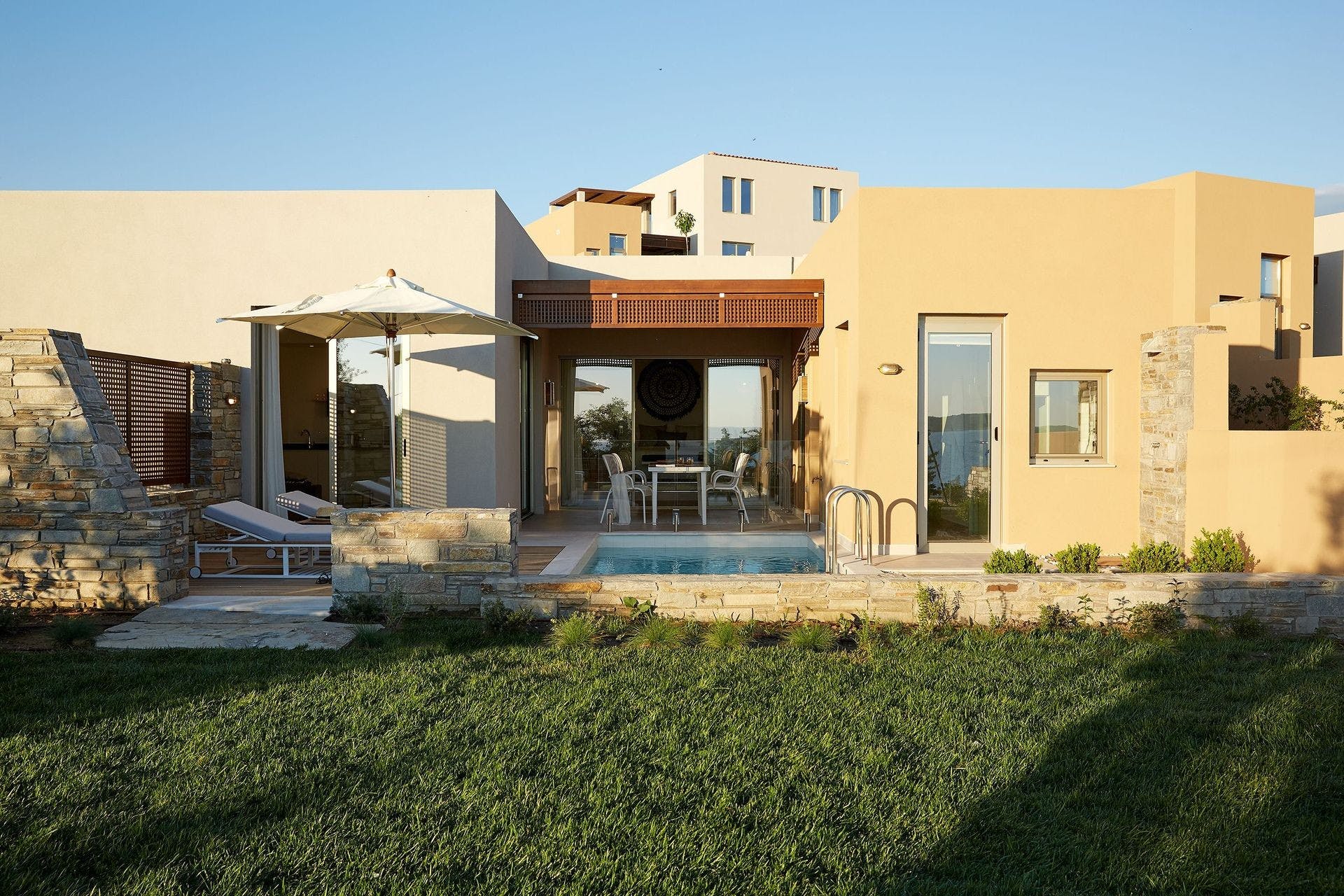Villa Zephyros Sinies Erissos: Elegant 1-Bedroom Apartment with Seaview and Pool, Erissos