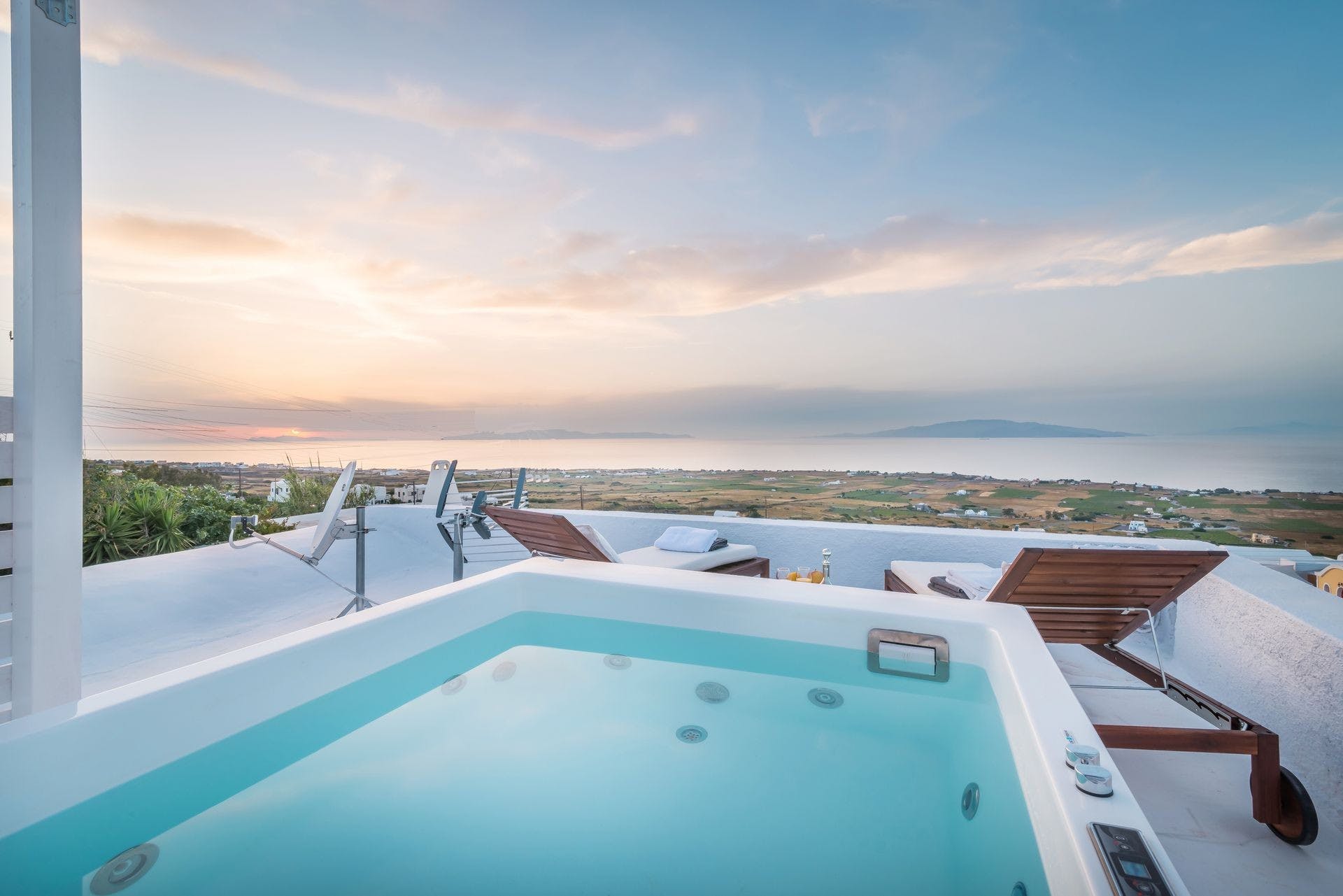 Villa Meltemi Finikia: Spacious 4-Bedroom Apartment with Sea Views, Santorini