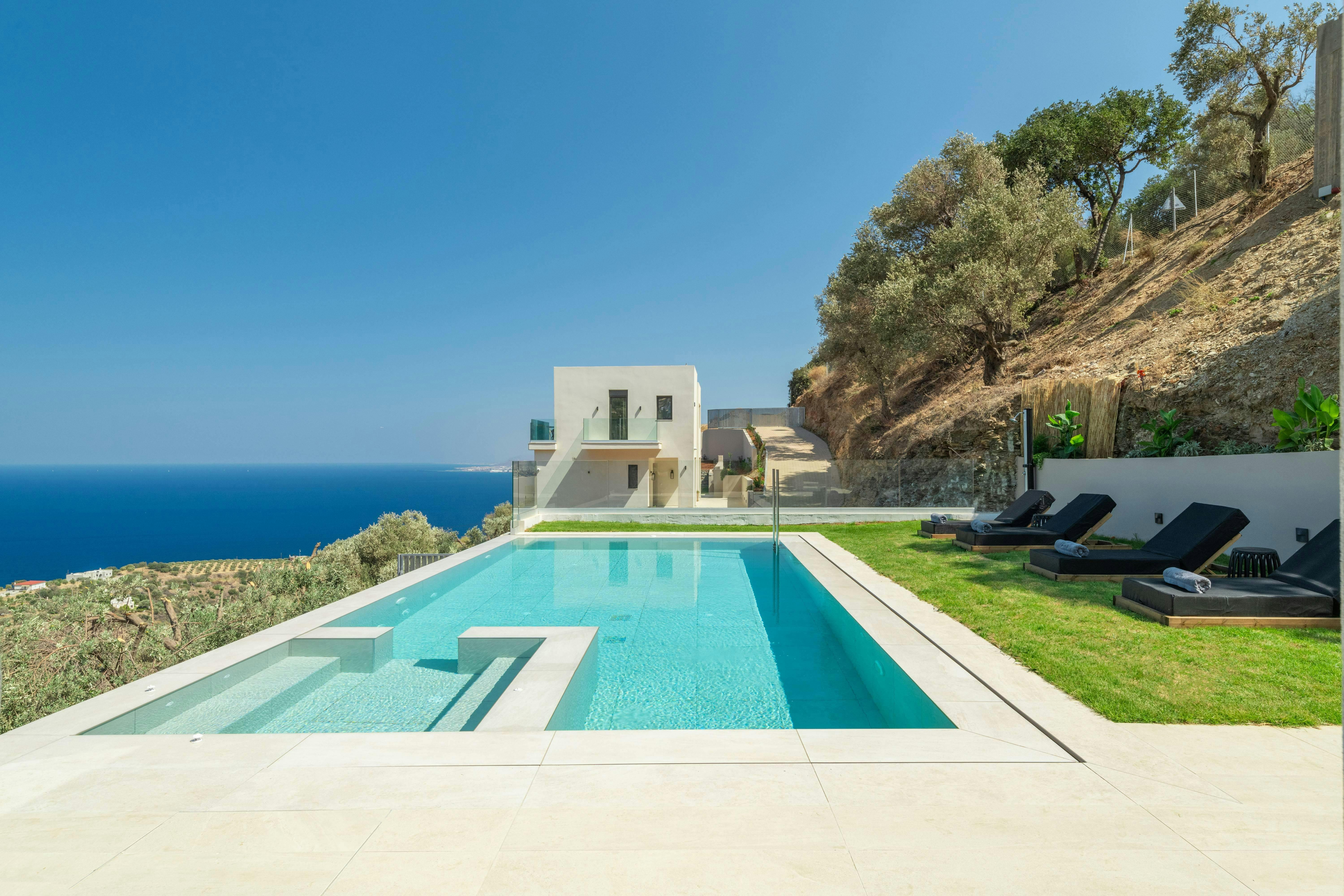 Villa Boreas Kaminia Heraklion Town: Elegant 4-Bedroom Villa with Stunning Sea Views, Heraklion