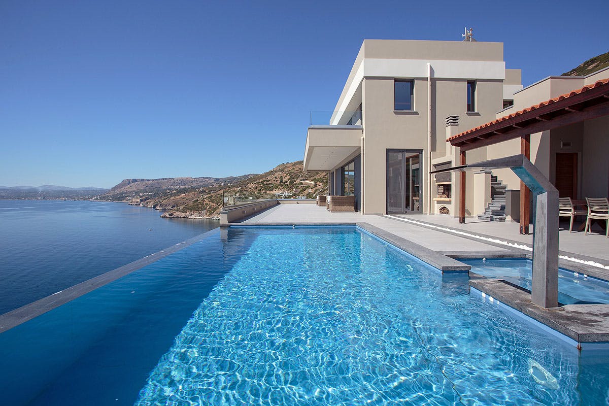 Villa Ostria Agia Paraskevi Heraklion Town: Spacious 6-Bedroom Luxury Apartment with Infinity Pool, Heraklion Town