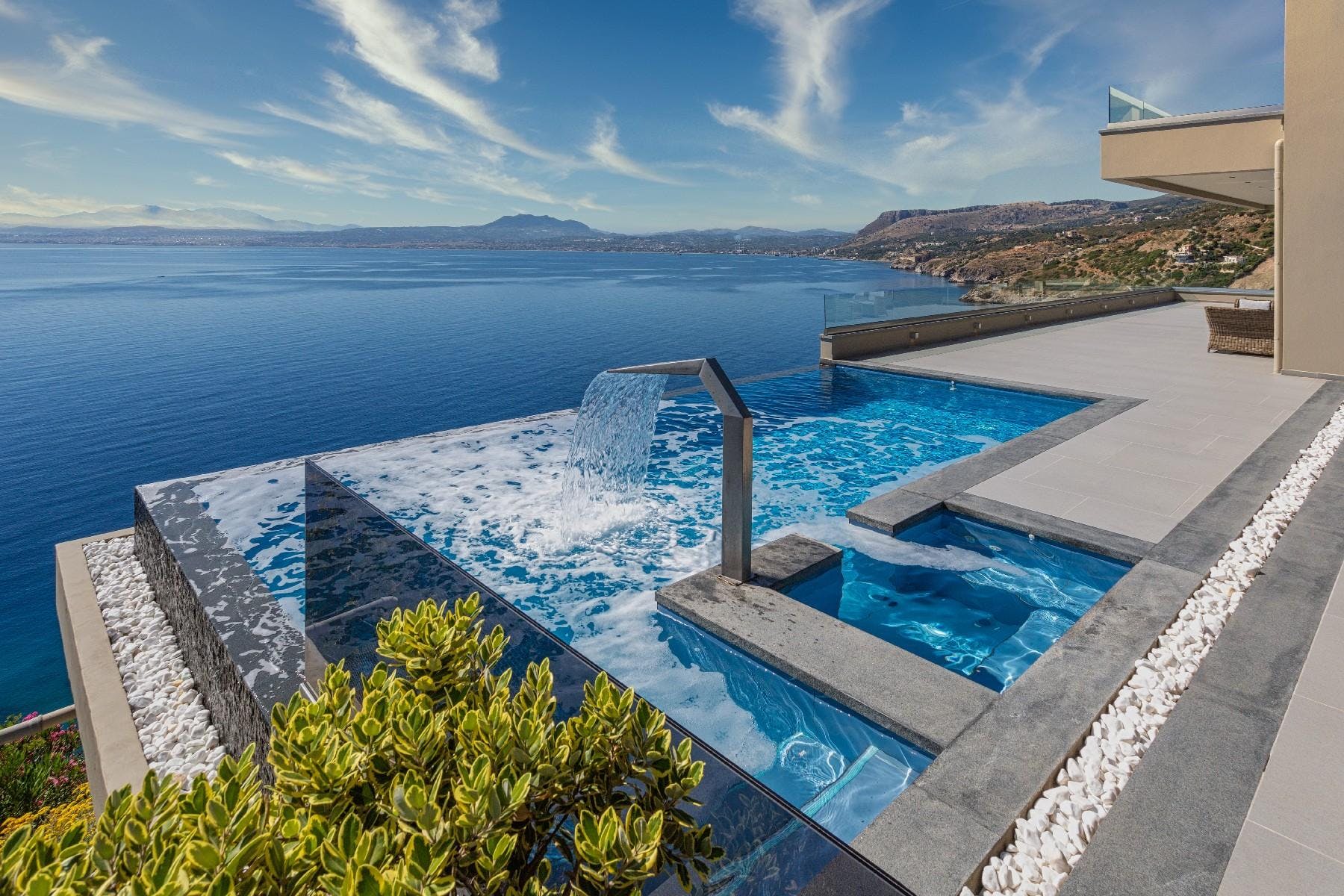 Villa Boreas Koules Heraklion Town: Spacious 6-Bedroom Luxury Apartment with Infinity Pool, Heraklion Town