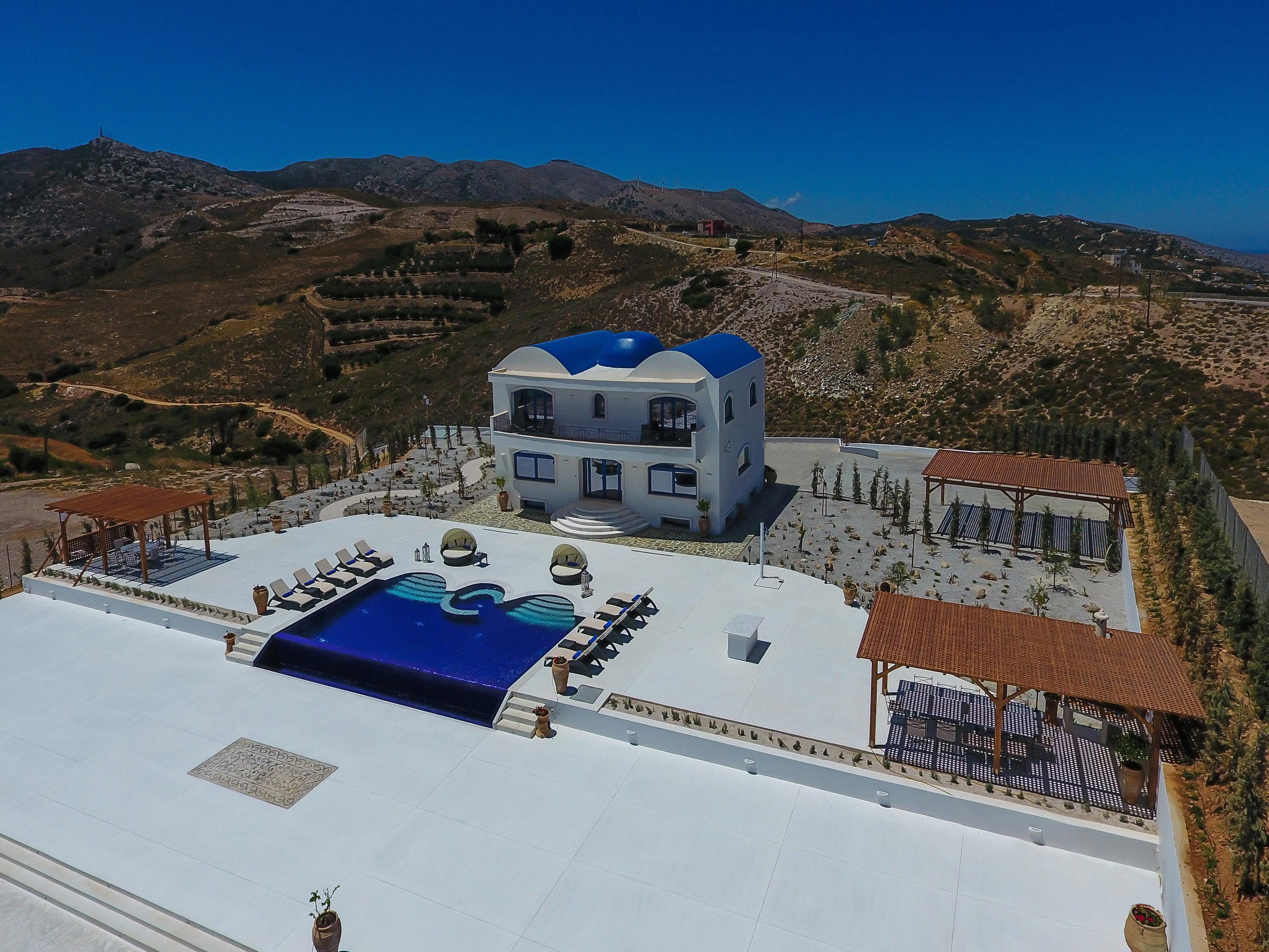 Villa Auge Karteros Heraklion Town: Spacious 6-Bedroom Apartment with Sea Views and Pool, Heraklion