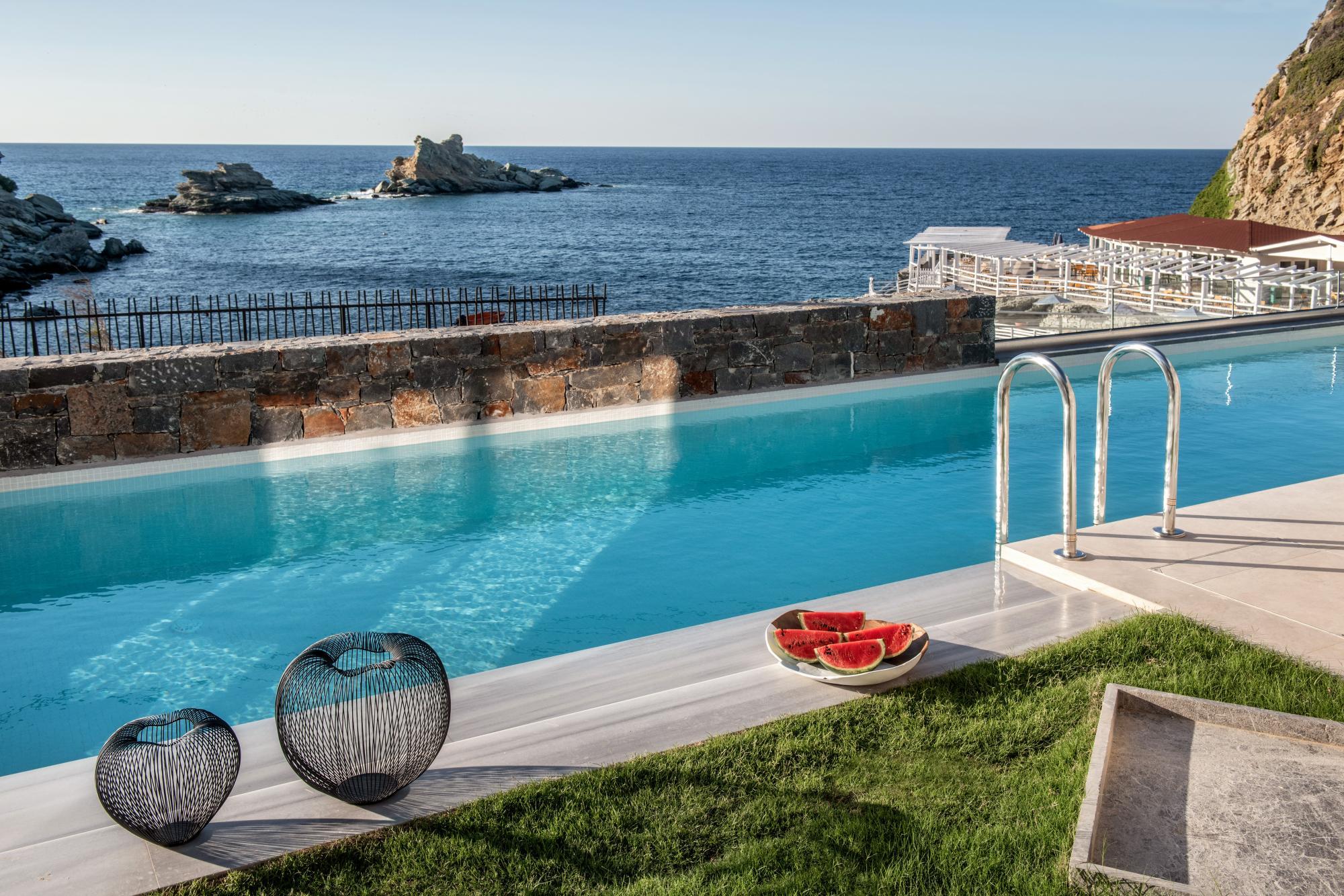 Villa Boreas Amoudara Heraklion Town: 4-Bedroom Beachfront Apartment with Infinity Pool, Heraklion Town