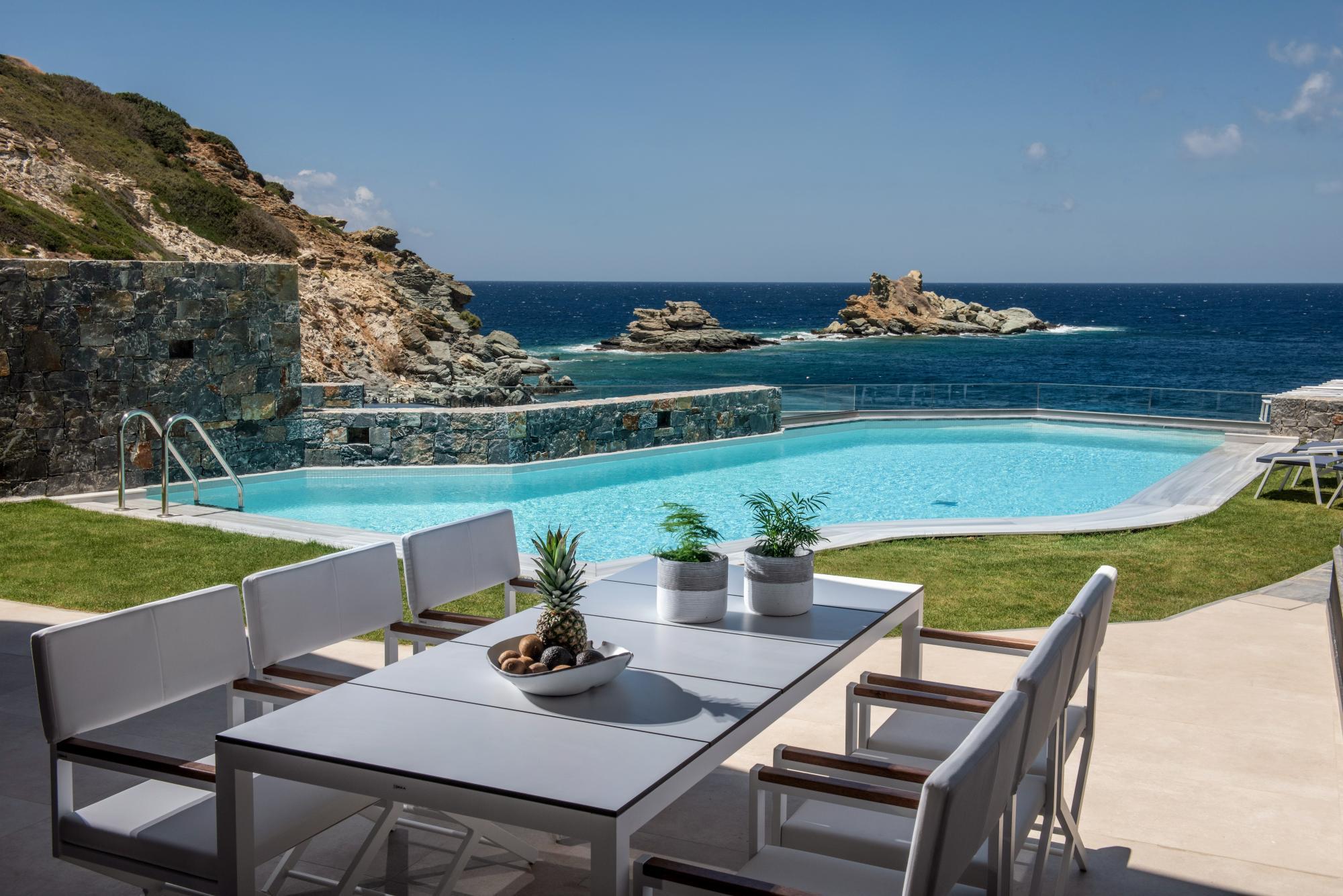 Villa Chrysos Drymiskari Heraklion Town: Luxury 4-Bedroom Apartment with Stunning Seaviews, Heraklion