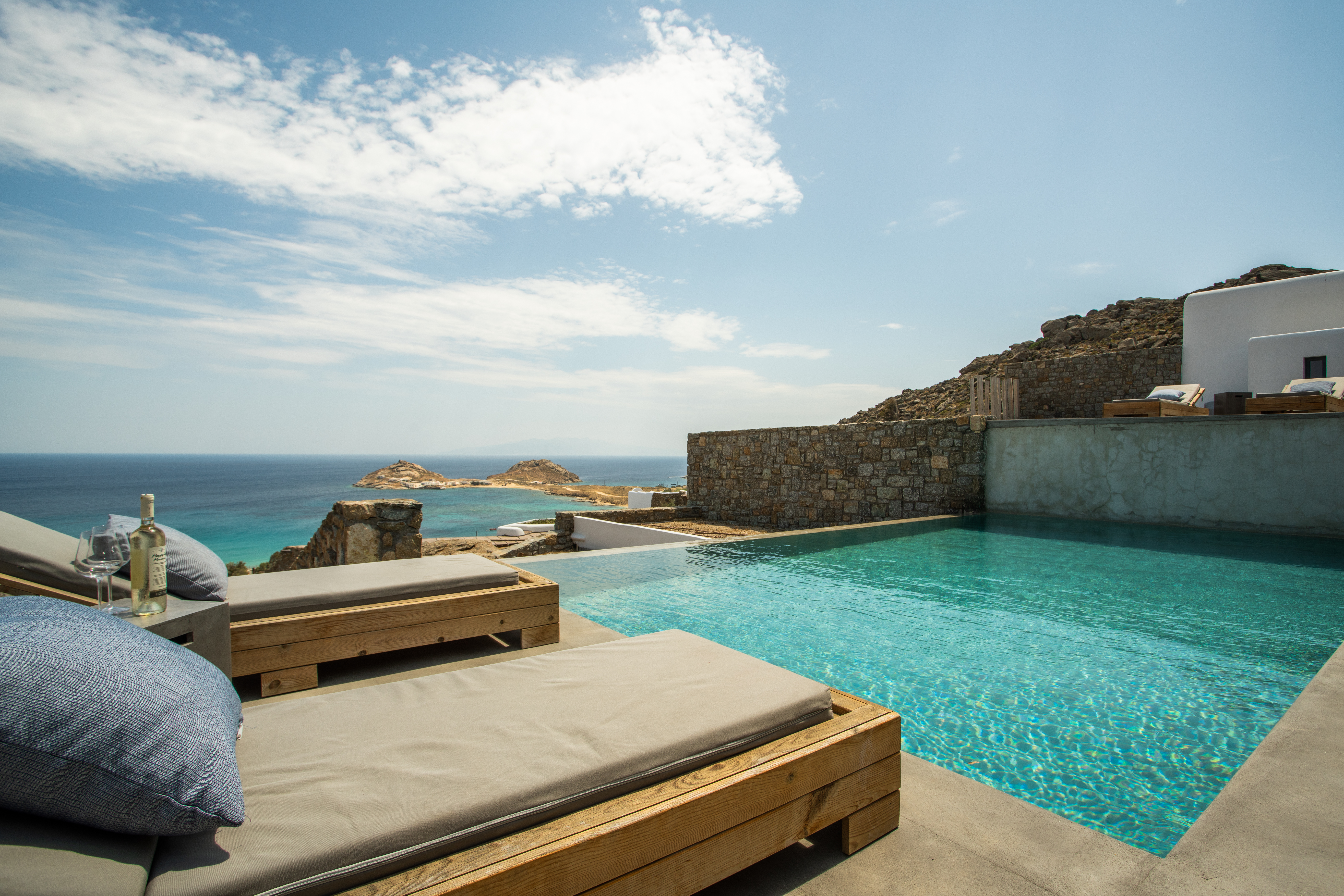 Villa Lefkos Tsoukalades Kalafati: Elegant 4-Bedroom Apartment with Pool and Sea Views, Mykonos