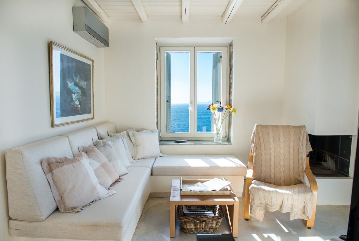 Villa Lysias Koundouros Kea: Spacious 5-Bedroom Apartment with Infinity Pool and Seaviews, Kea