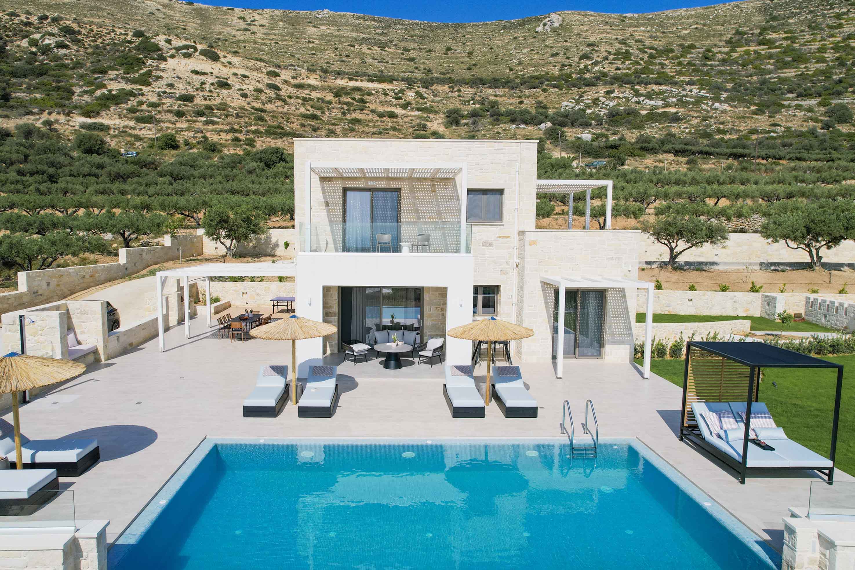 Villa Lefkos Falasarna Kissamos: Spacious 8-Bedroom Apartment with Sea Views and Pool, Kissamos