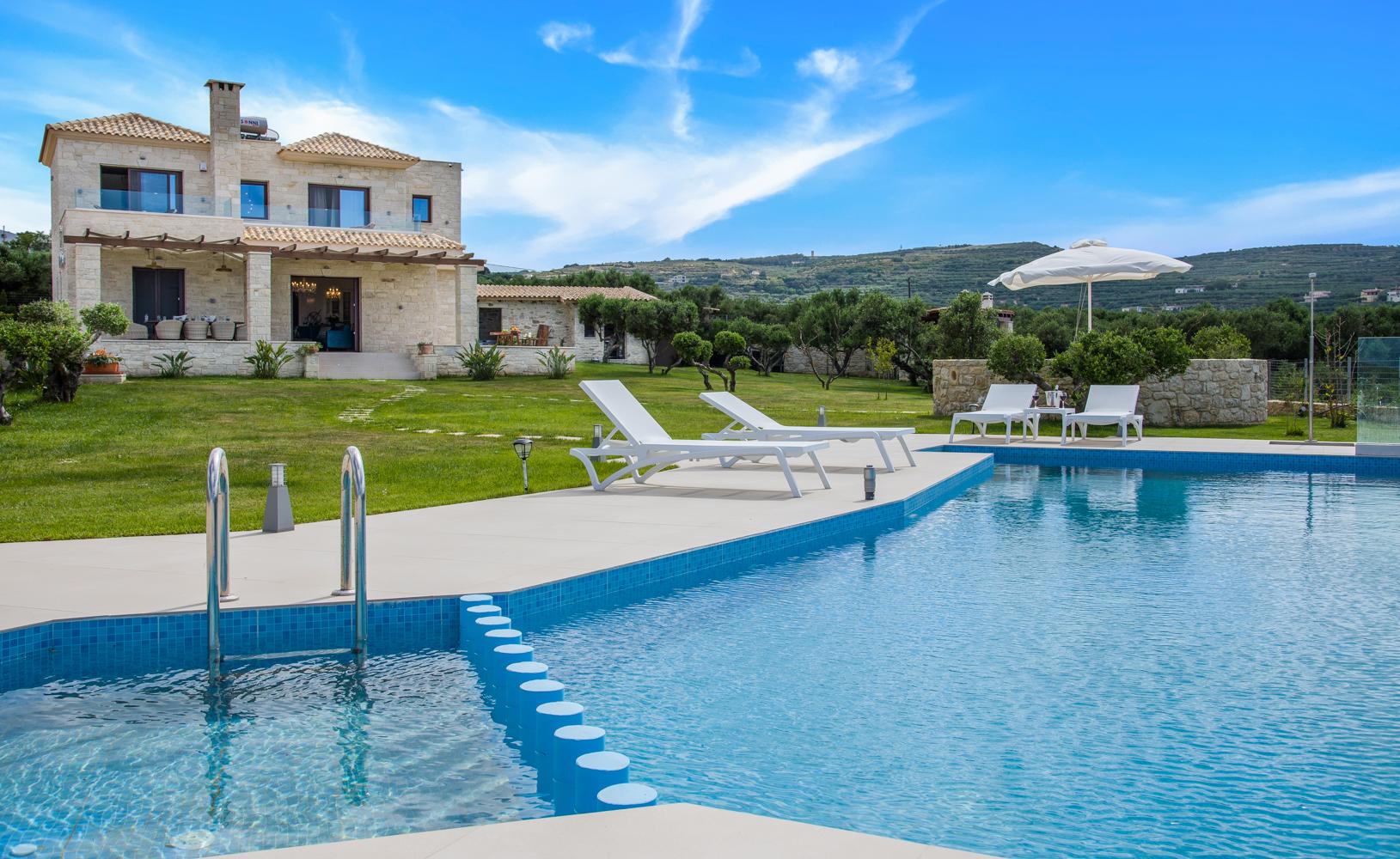 Villa Lysias Malaxa Kissamos: Elegant 4-Bedroom Apartment with Infinity Pool, Kissamos