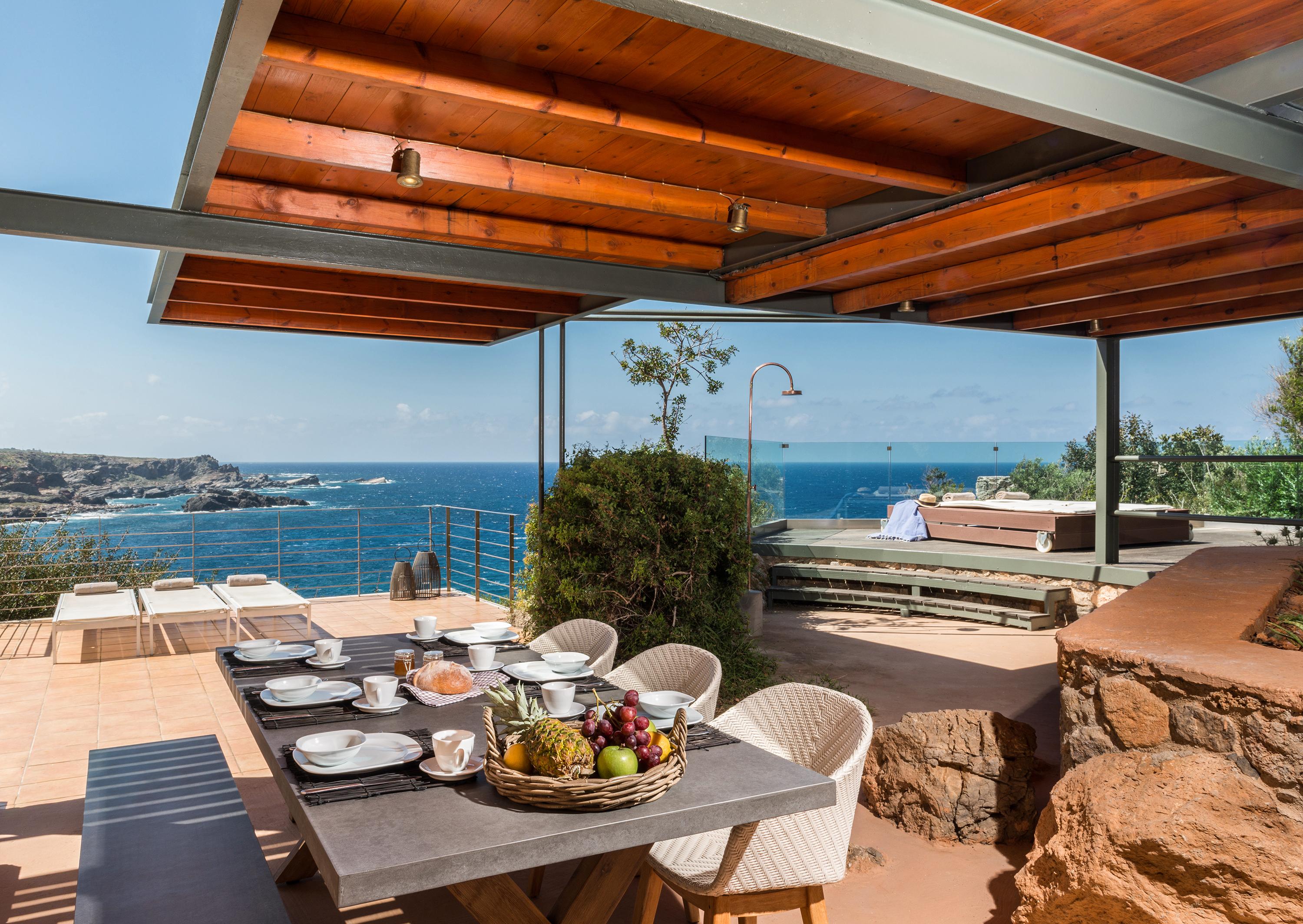 Villa Kaikias Kolpos Kissamos: Luxurious 3-Bedroom Apartment with Hot Tub and Sea Views, Crete