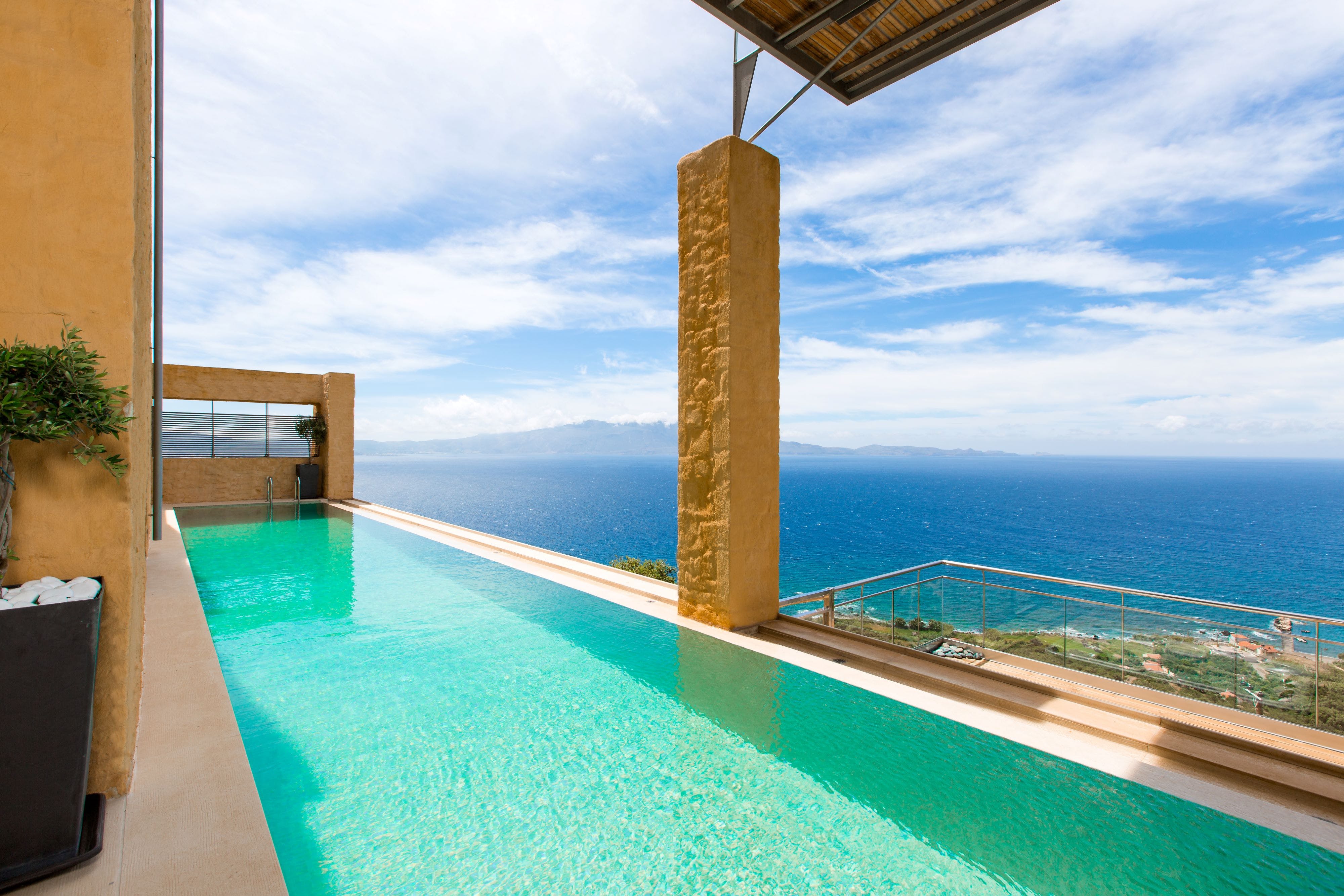 Villa Kaikias Glyfada Kissamos: Luxury 2-Bedroom Apartment with Infinity Pool and Sea Views, Kissamos