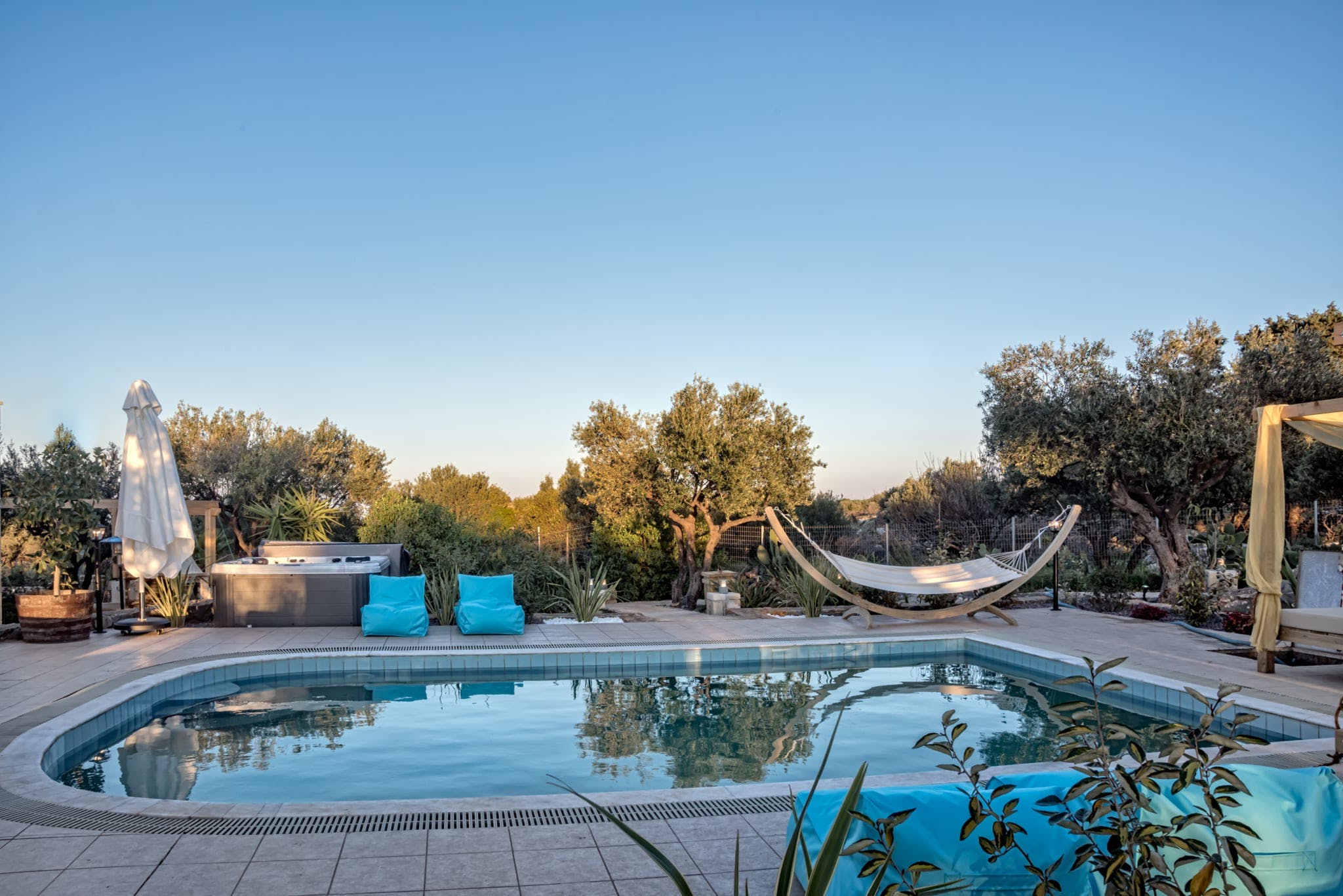 Villa Ostria Arsani Kokkino Chorio: 6-Bedroom Luxury Apartment with Seaviews and Pool, Kokkino Chorio