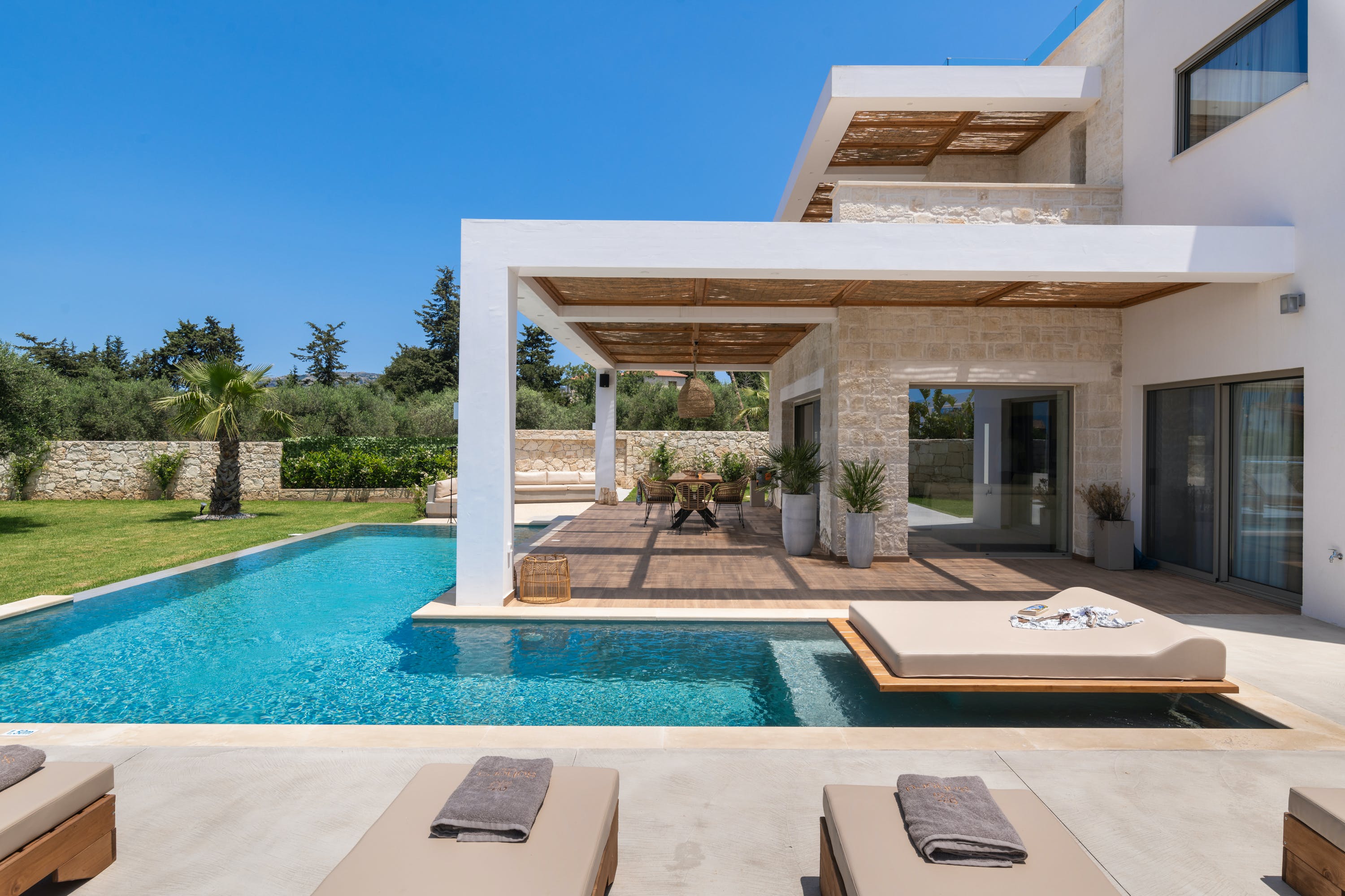 Villa Auge Kakodiki Kokkino Chorio: Luxury 7-Bedroom Villa with Private Pools and Seaview, Crete