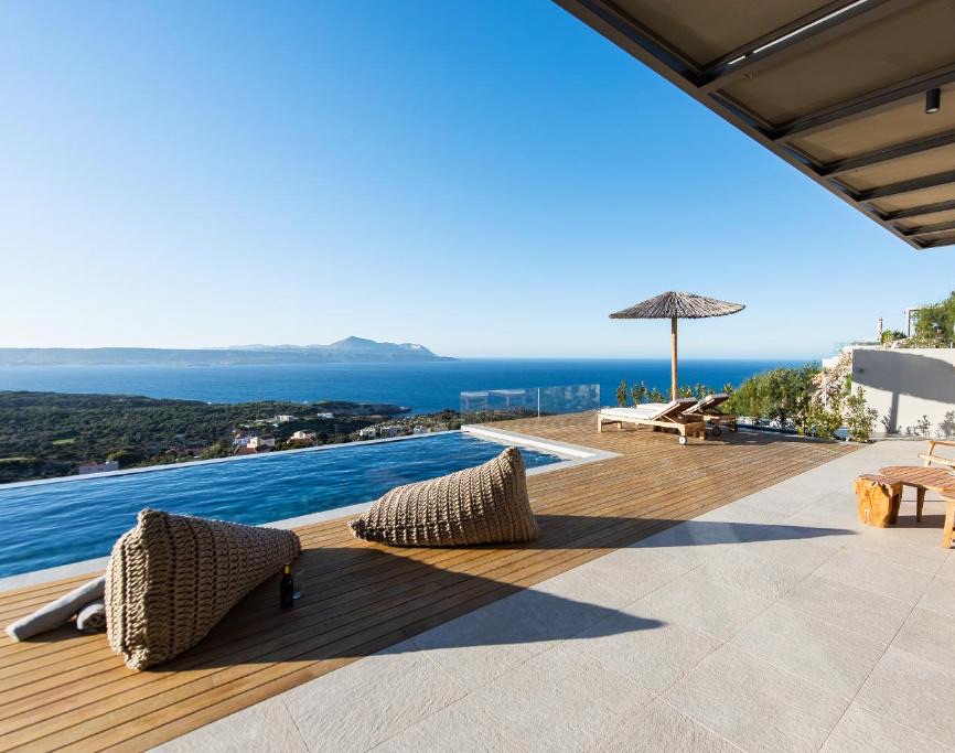 Villa Ostria Stalos Kokkino Chorio: Luxury 3-Bedroom Apartment with Infinity Pool and Sea Views, Crete