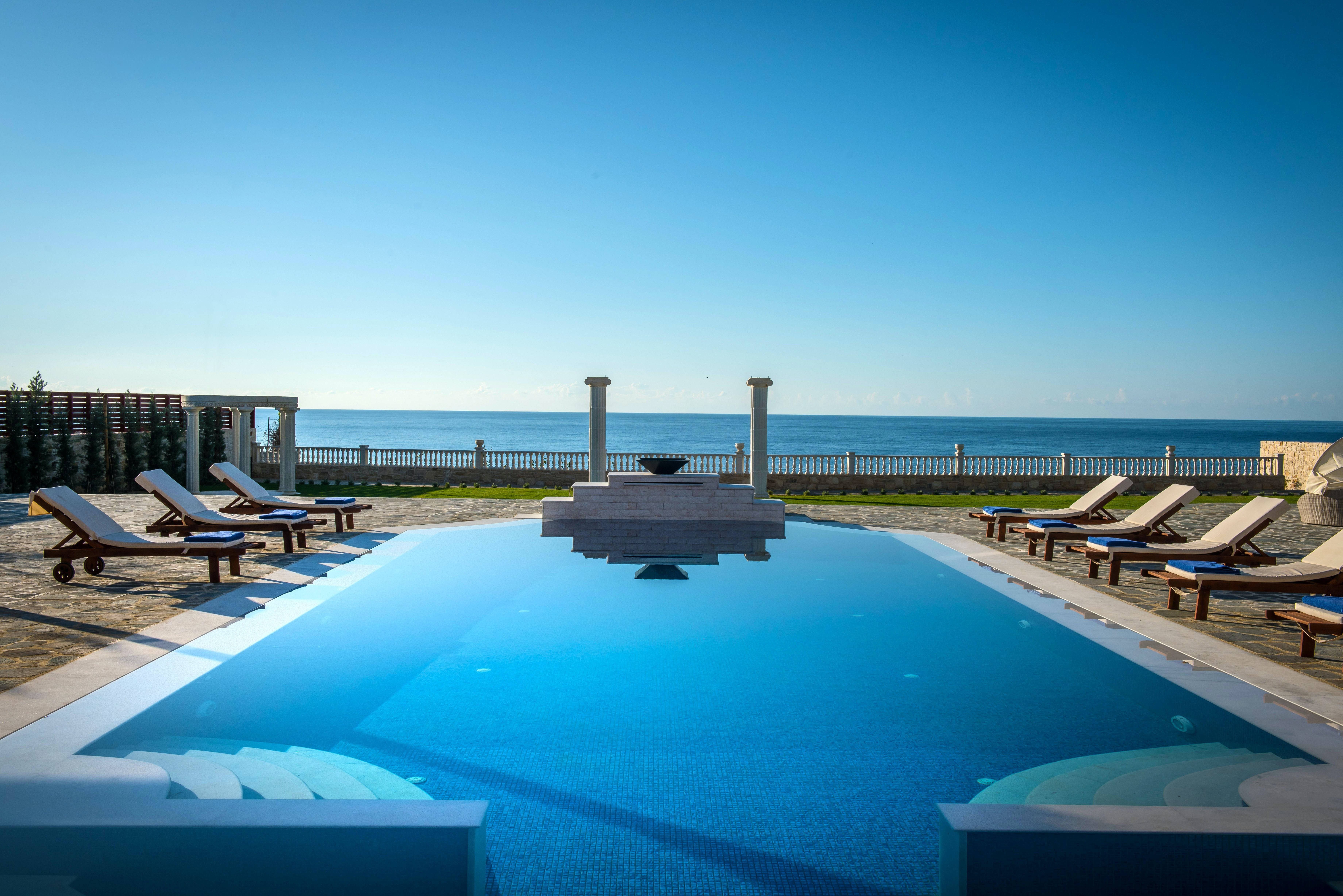 Villa Lysias Kapsodasos Lasithi: Spacious 8-Bedroom Beachfront Apartment with Seaviews, Lasithi