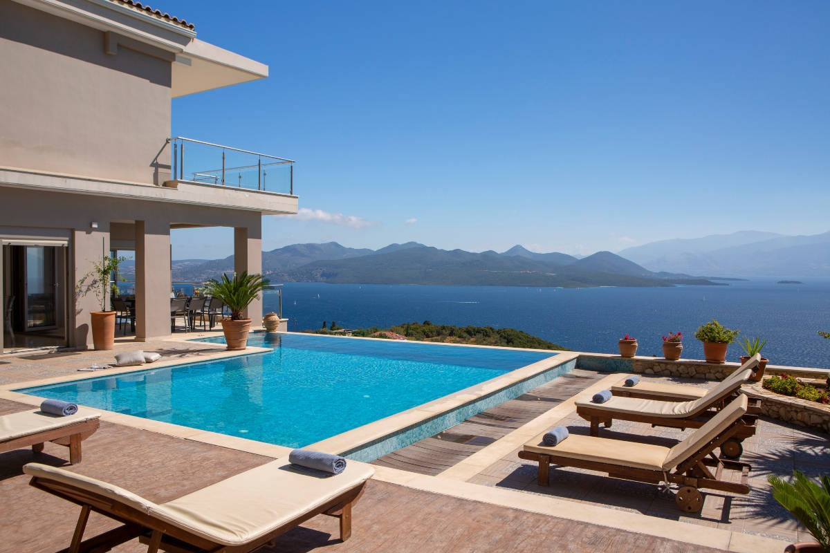 Villa Zephyros Vasiliki Lefkada: Luxury 5-Bedroom Apartment with Infinity Pool and Sea Views, Lefkada