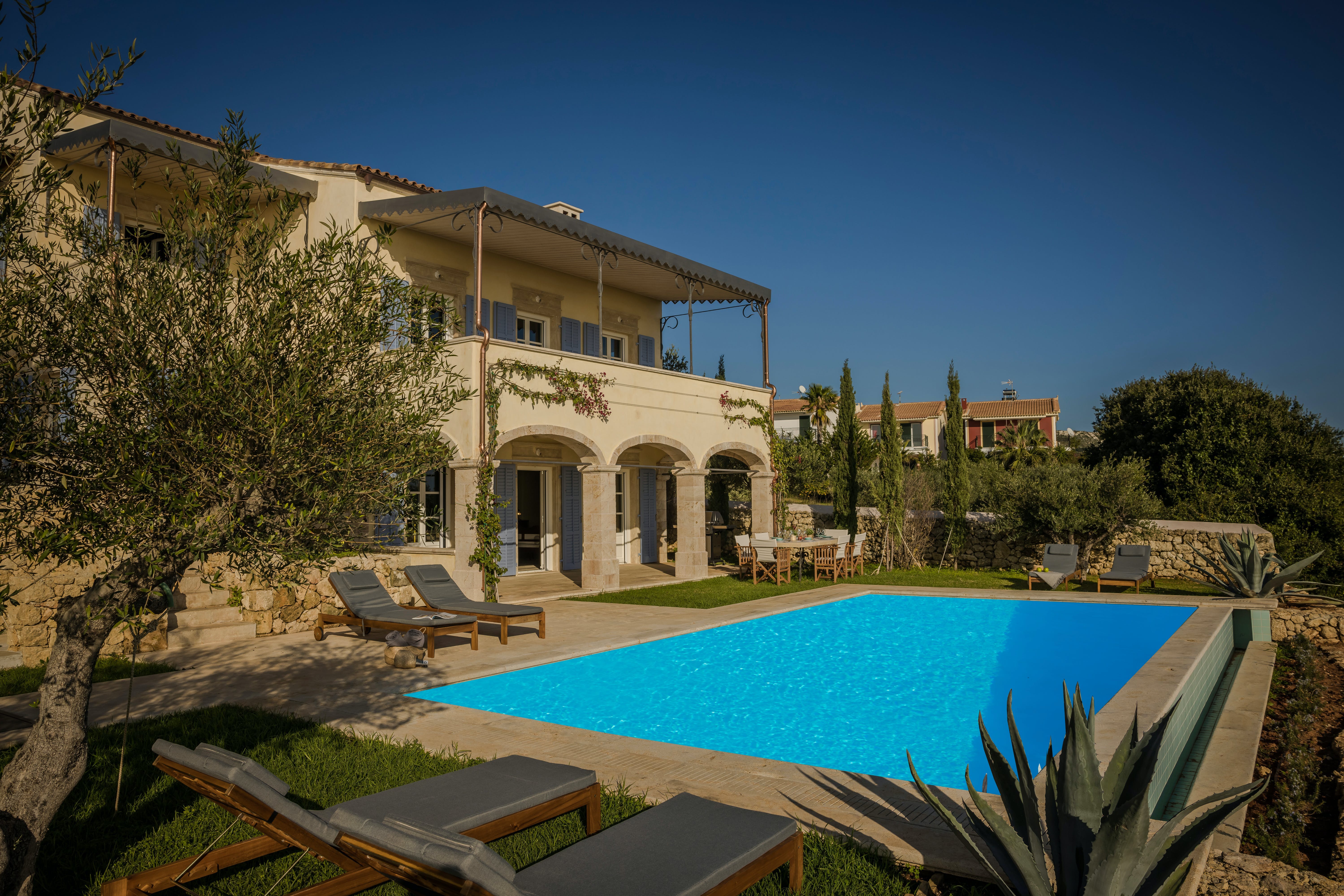 Villa Lysias Kambos Livathos: 5-Bedroom Luxury Apartment with Seaview and Pool, Livathos