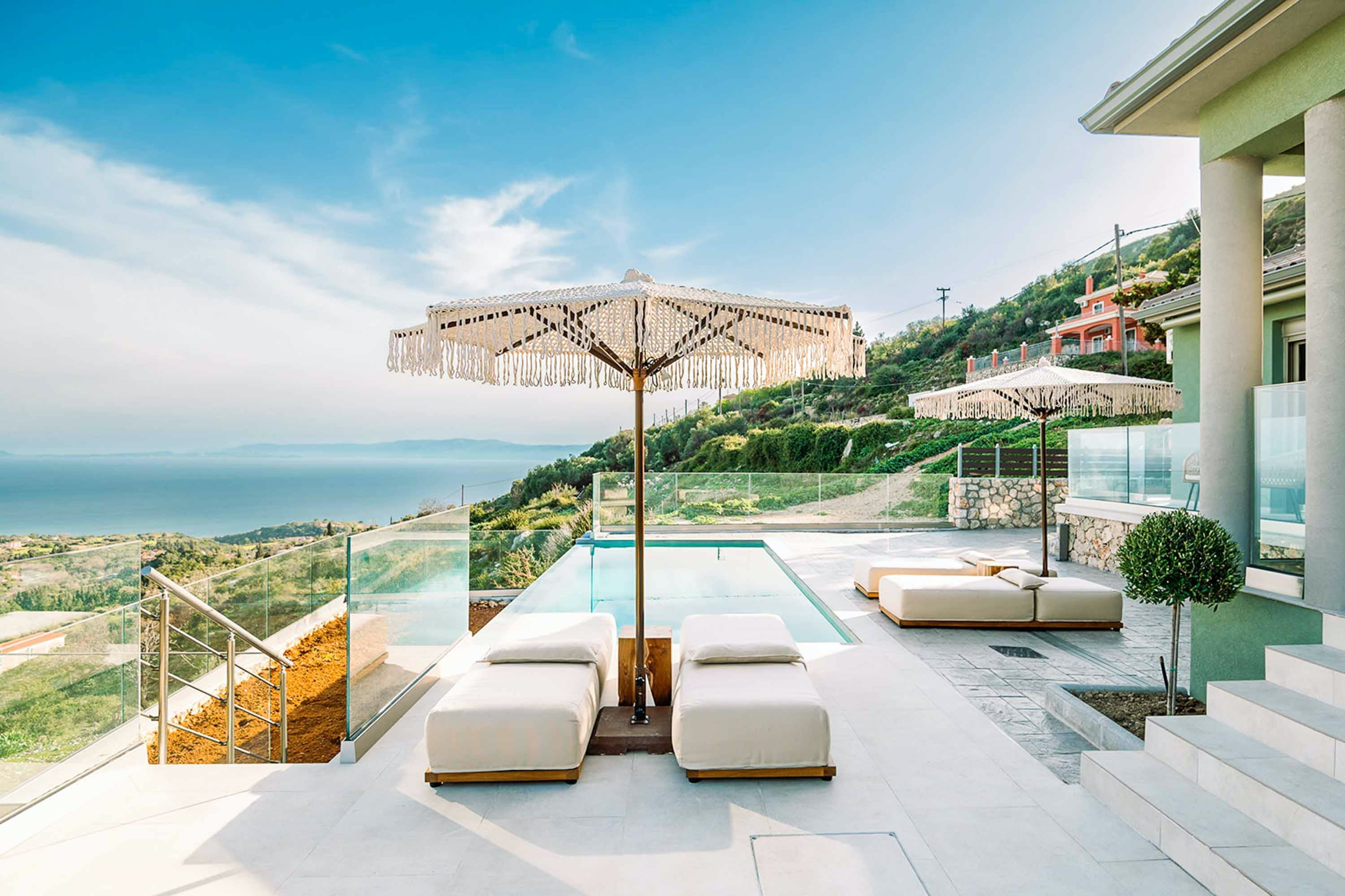 Villa Lysias Agnontas Livathos: Elegant 3-Bedroom Apartment with Infinity Pool, Kefallonia