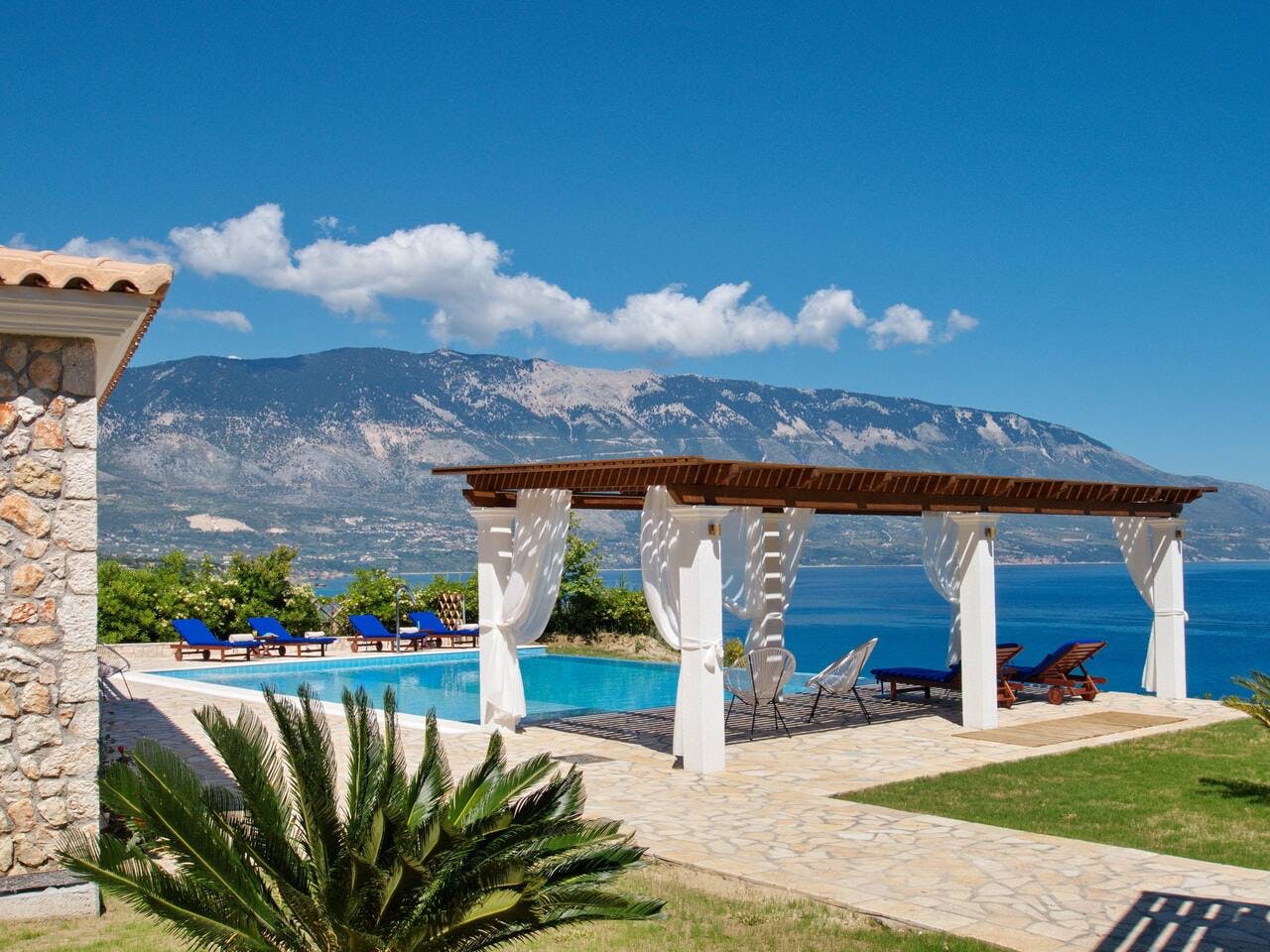 Villa Auge Myrtos Livathos: Luxury 3-Bedroom Apartment with Infinity Pool and Sea Views, Kefallonia