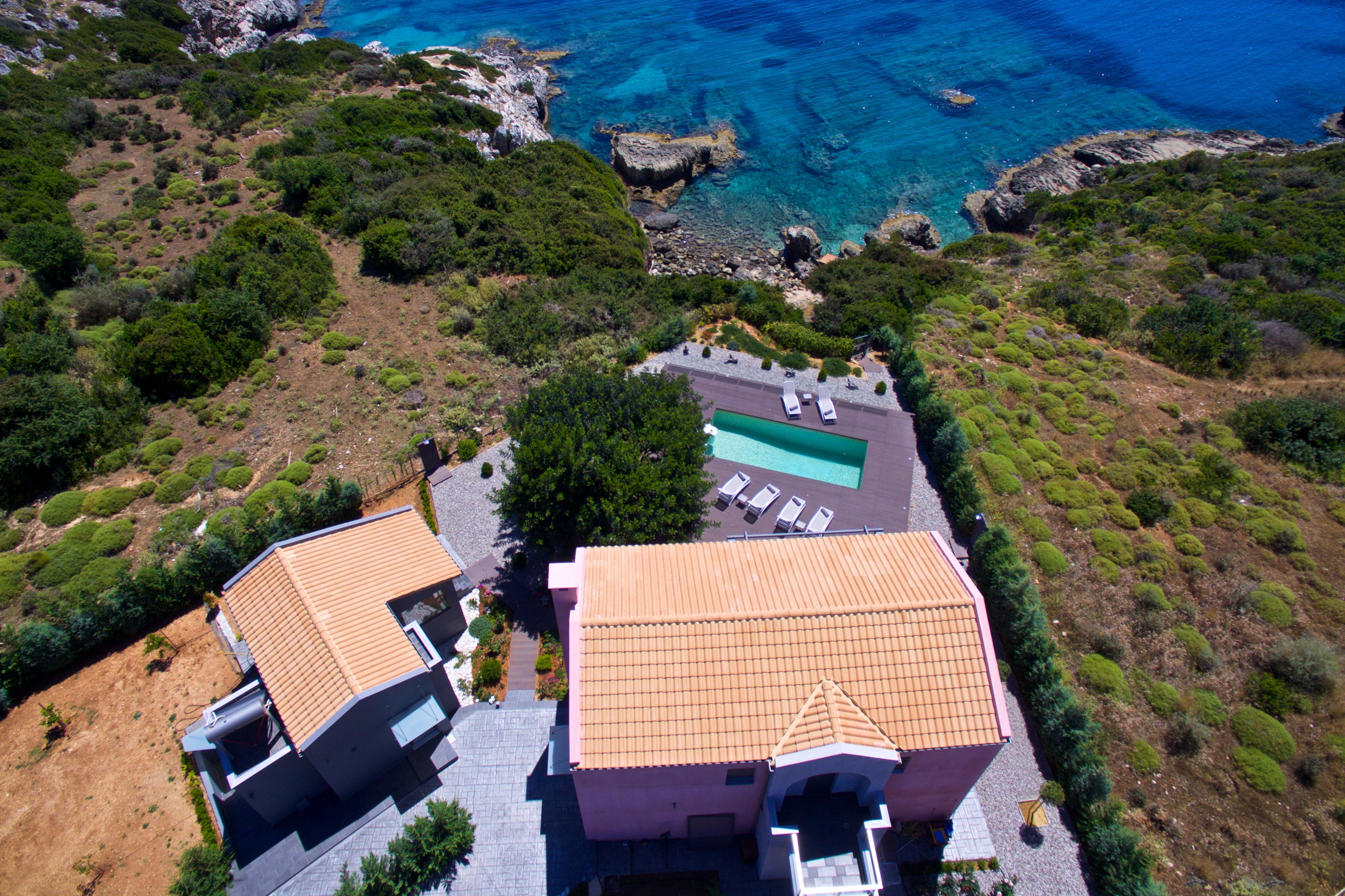 Villa Chrysos Kaminaki Livathos: 2-Bedroom Beachfront Apartment with Pool, Livathos, Kefallonia