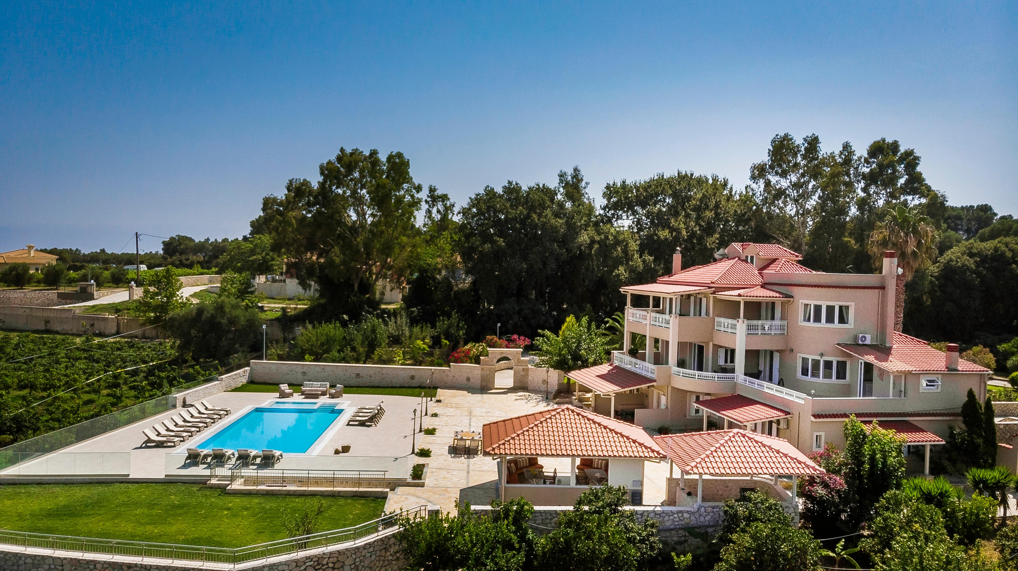 Villa Chrysos Mnimata Livathos: Opulent 8-Bedroom Apartment with Seaviews and Pool, Livathos