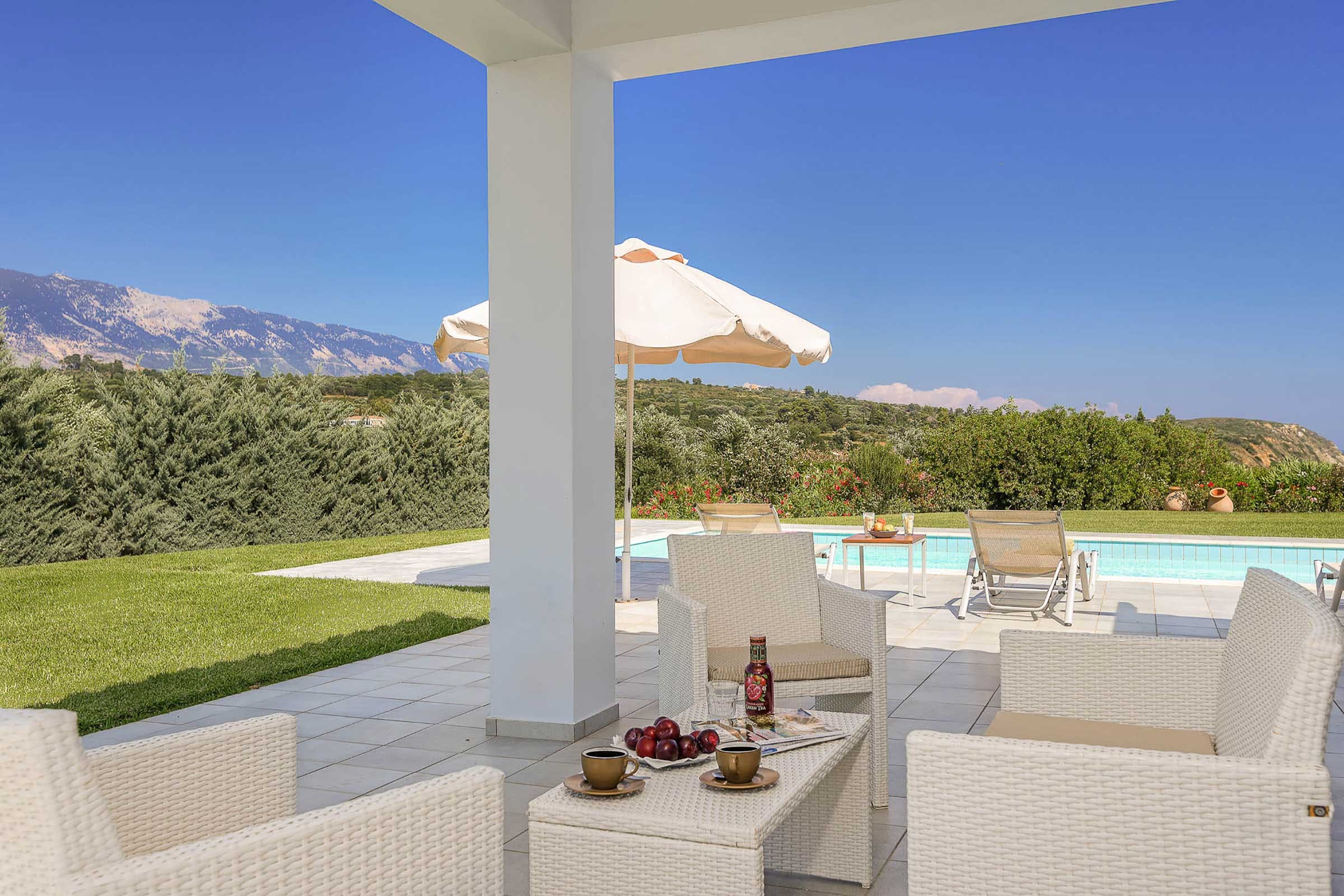 Villa Chrysos Agnontas Livathos: Elegant 2-Bedroom Beachfront Apartment with Pool, Livathos