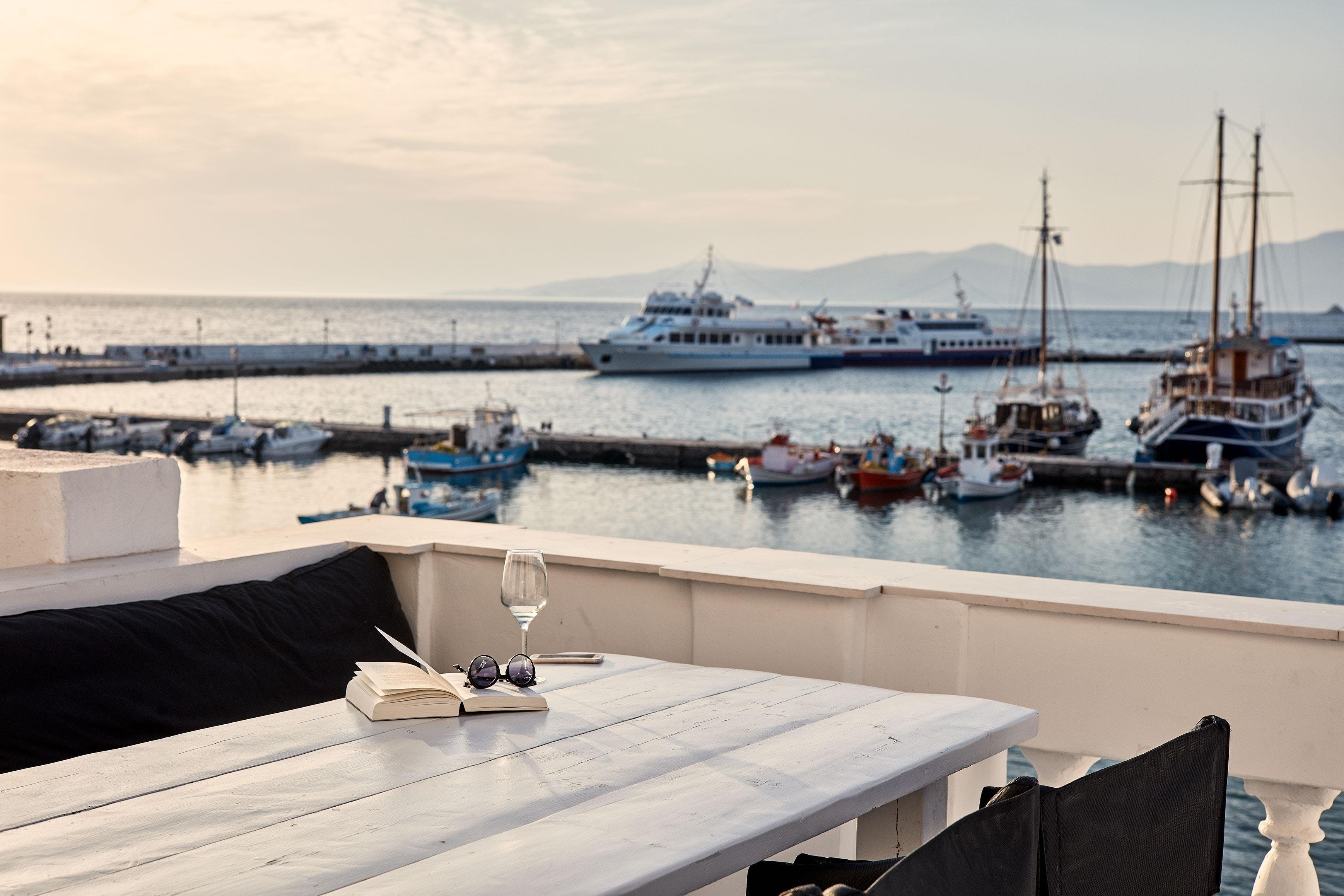 Villa Kyanos Alefkandra Mykonos Town: Stunning 4-Bedroom Apartment with Seaview and Pool Access, Mykonos Town