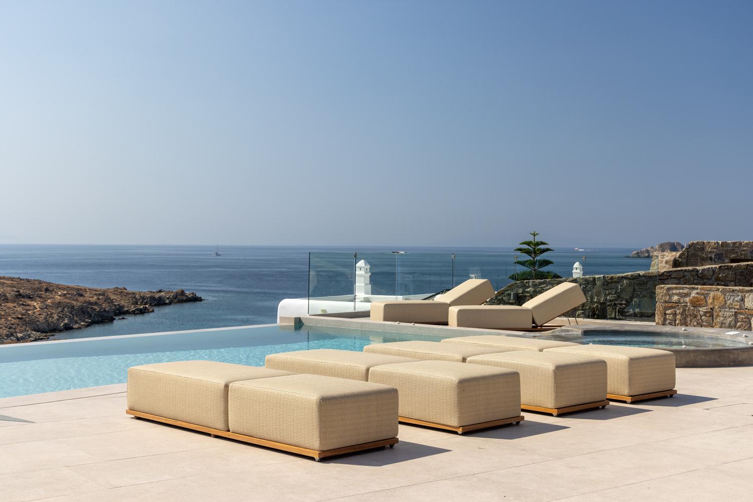 Villa Aparctias Kastro Mykonos Town: Spacious 6-Bedroom Apartment with Seaviews and Pool, Mykonos Town
