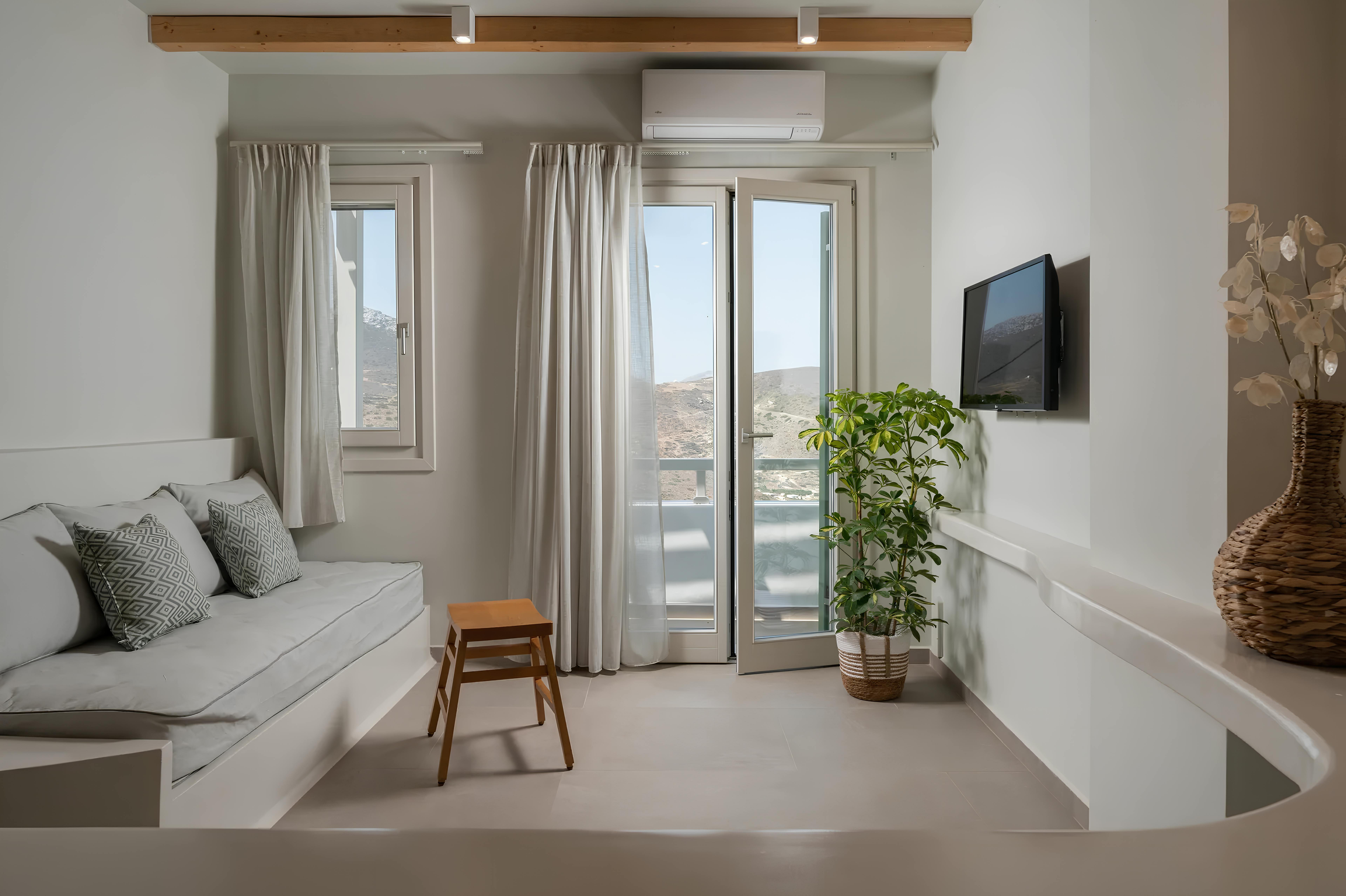 Villa Chrysos Kastro Naxos: Luxury 2-Bedroom Villa with Sea Views and Jacuzzi, Naxos