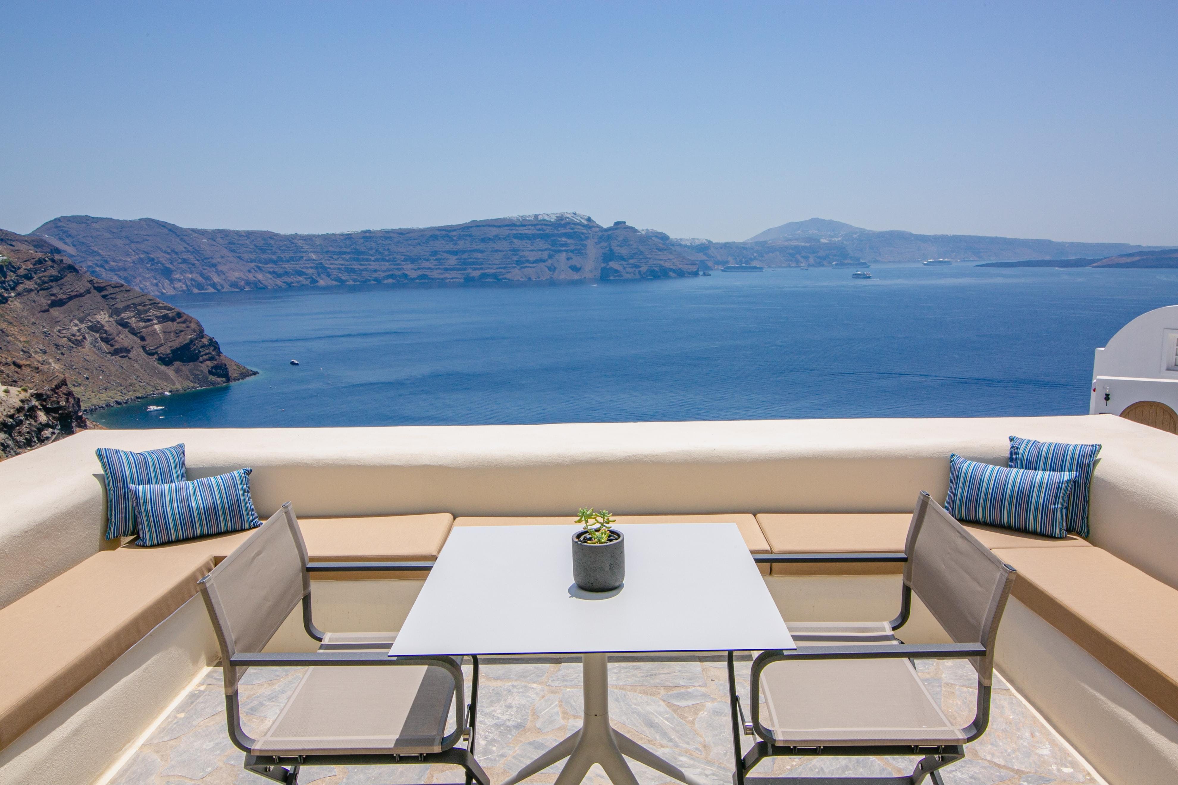 Villa Lysias Vourvoulos Santorini: 2-Bedroom Apartment with Spa Pool and Sea Views, Santorini