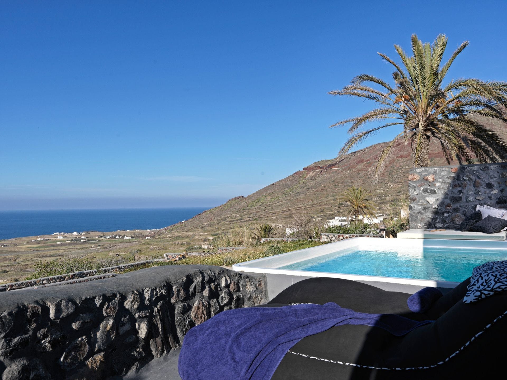 Villa Boreas Vourvoulos Santorini: Elegant 2-Bedroom Luxury Apartment with Seaview and Pool, Santorini