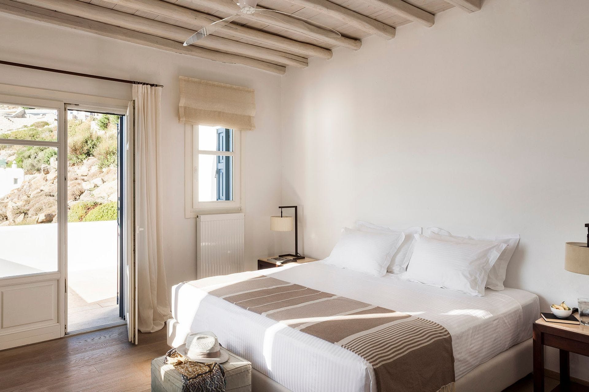Villa Lysias Ftelia Psarou: Luxury 4-Bedroom Apartment with Infinity Pool, Mykonos