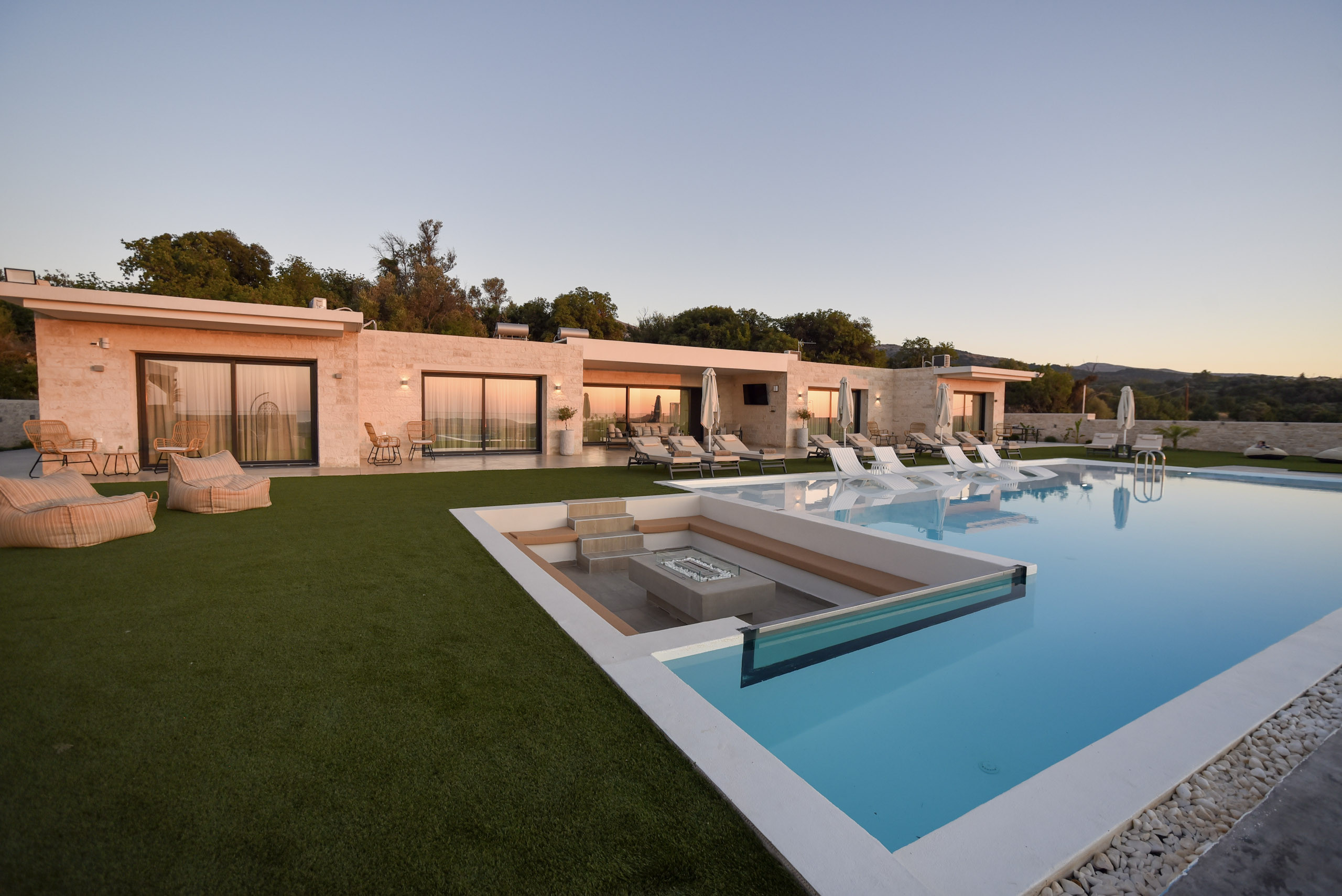 Villa Chrysos Stavromenos Rethymno: Spacious 6-Bedroom Villa with Pool and Sea Views, Rethymno
