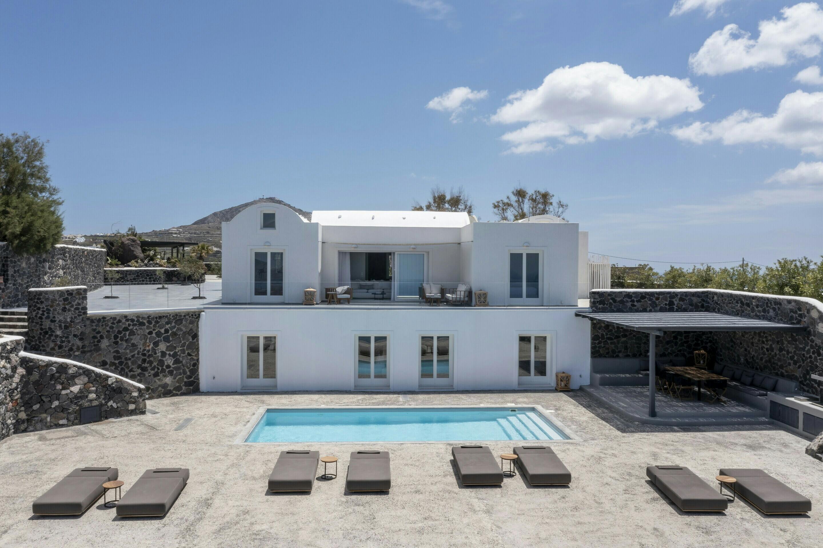 Villa Lefkos Pirgos Santorini: Spacious 5-Bedroom Luxury Villa with Seaview and Pool, Santorini