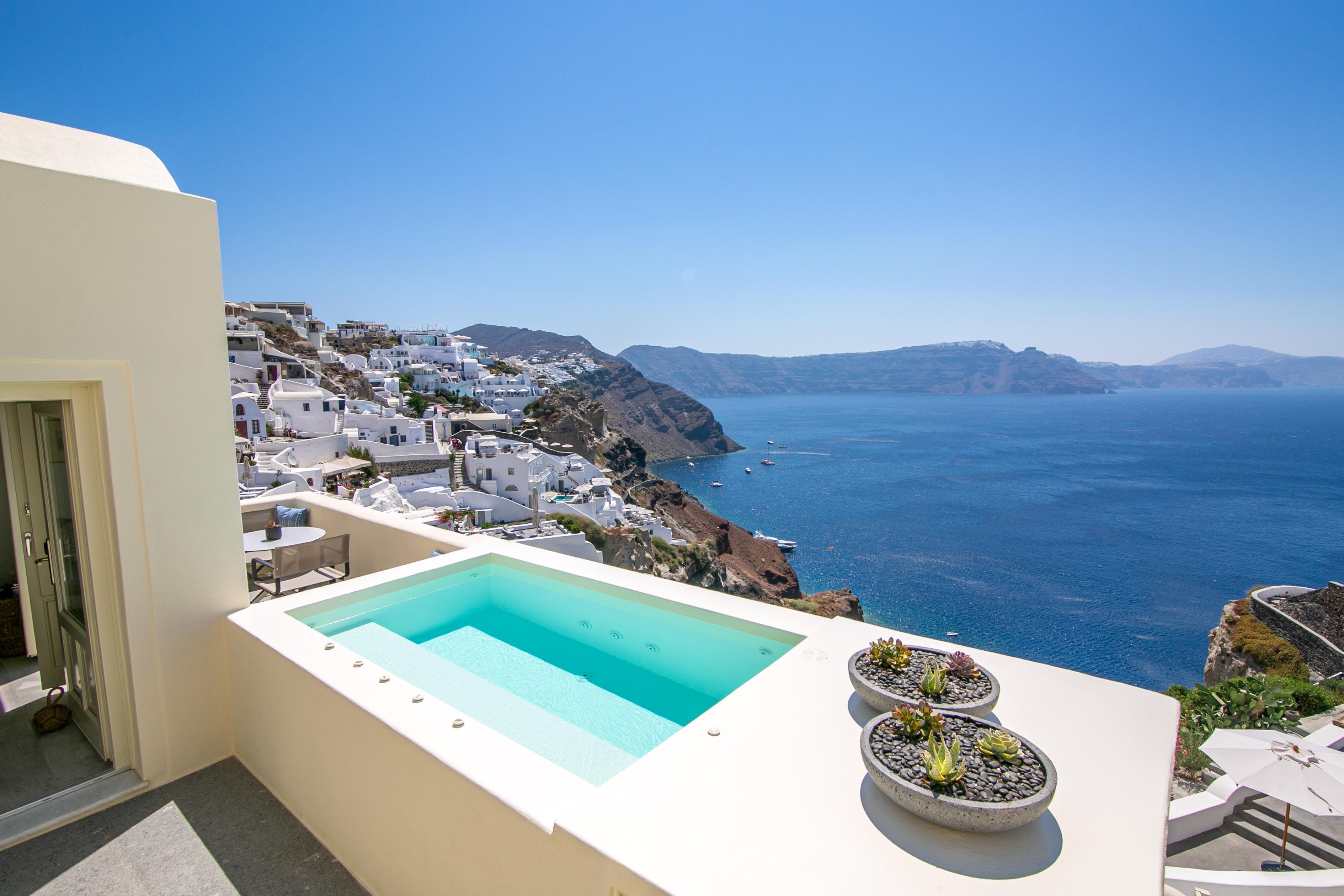 Villa Lysias Pyrgos Santorini: Luxury 2-Bedroom Apartment with Hot Tub and Seaview, Santorini