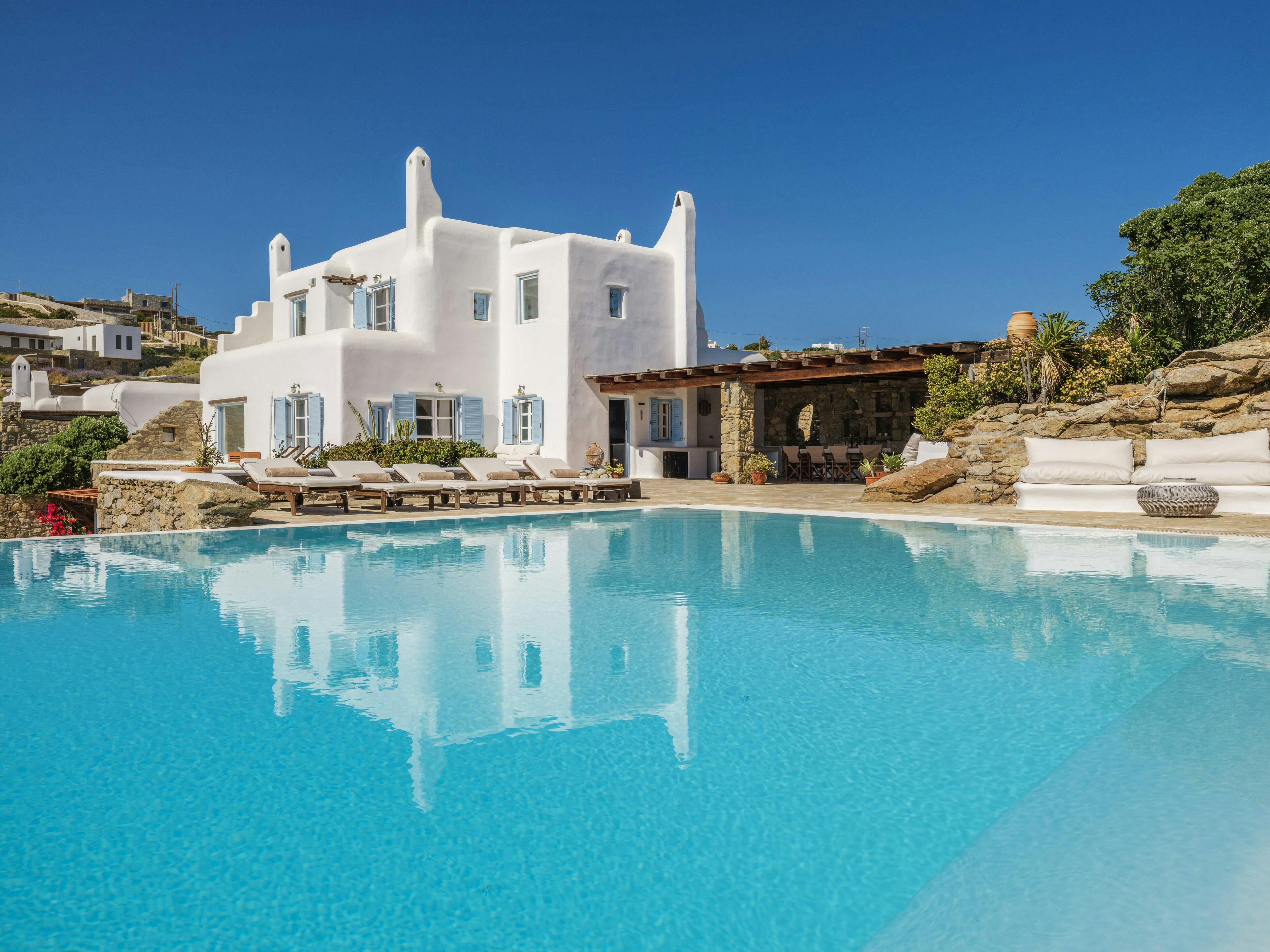 Villa Meltemi Tourlos: Spacious 5-Bedroom Luxury Villa with Infinity Pool and Sea Views, Mykonos