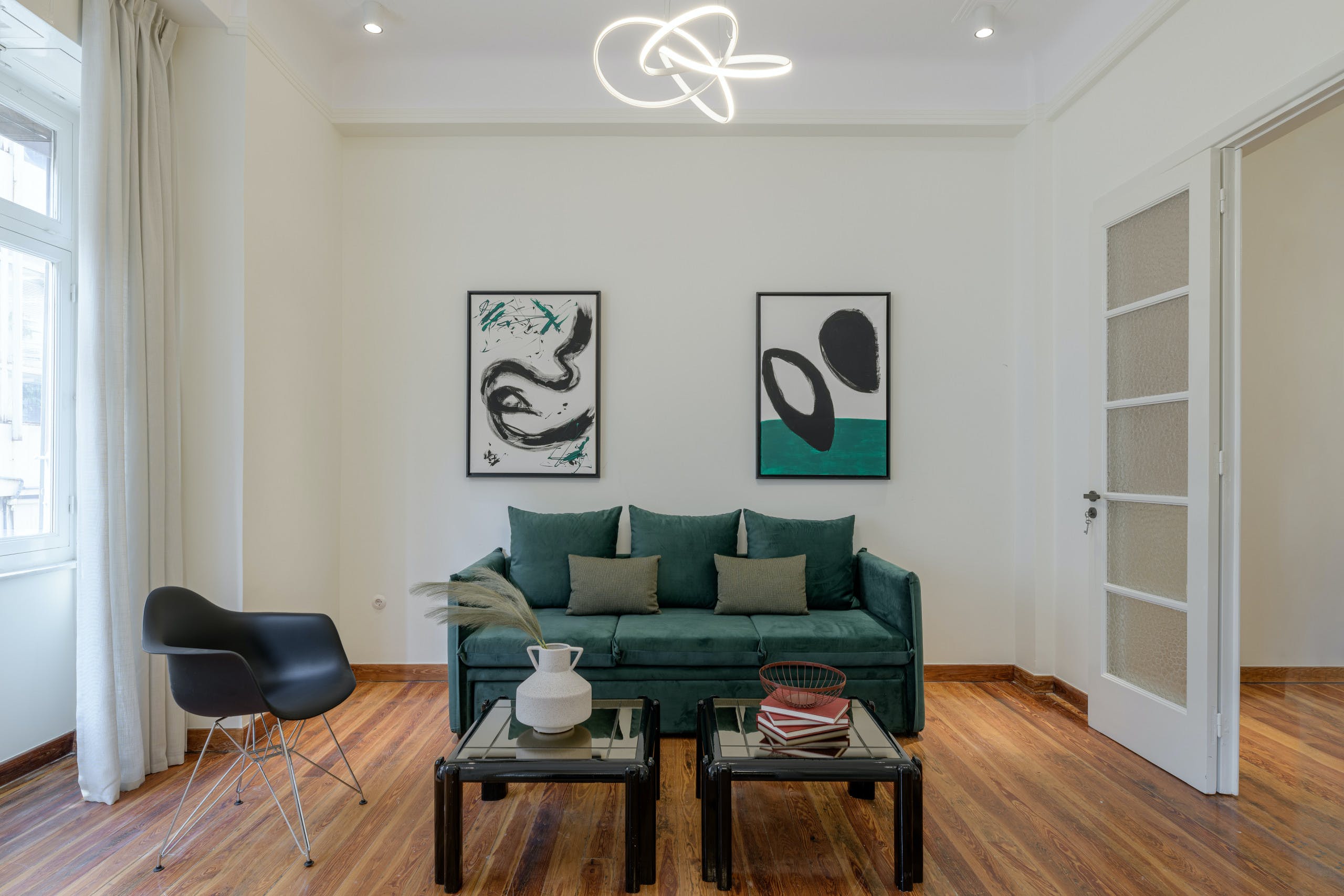 Villa Neoclassica Plaka: Elegant 3-Bedroom Apartment with Shared Terrace, Athens