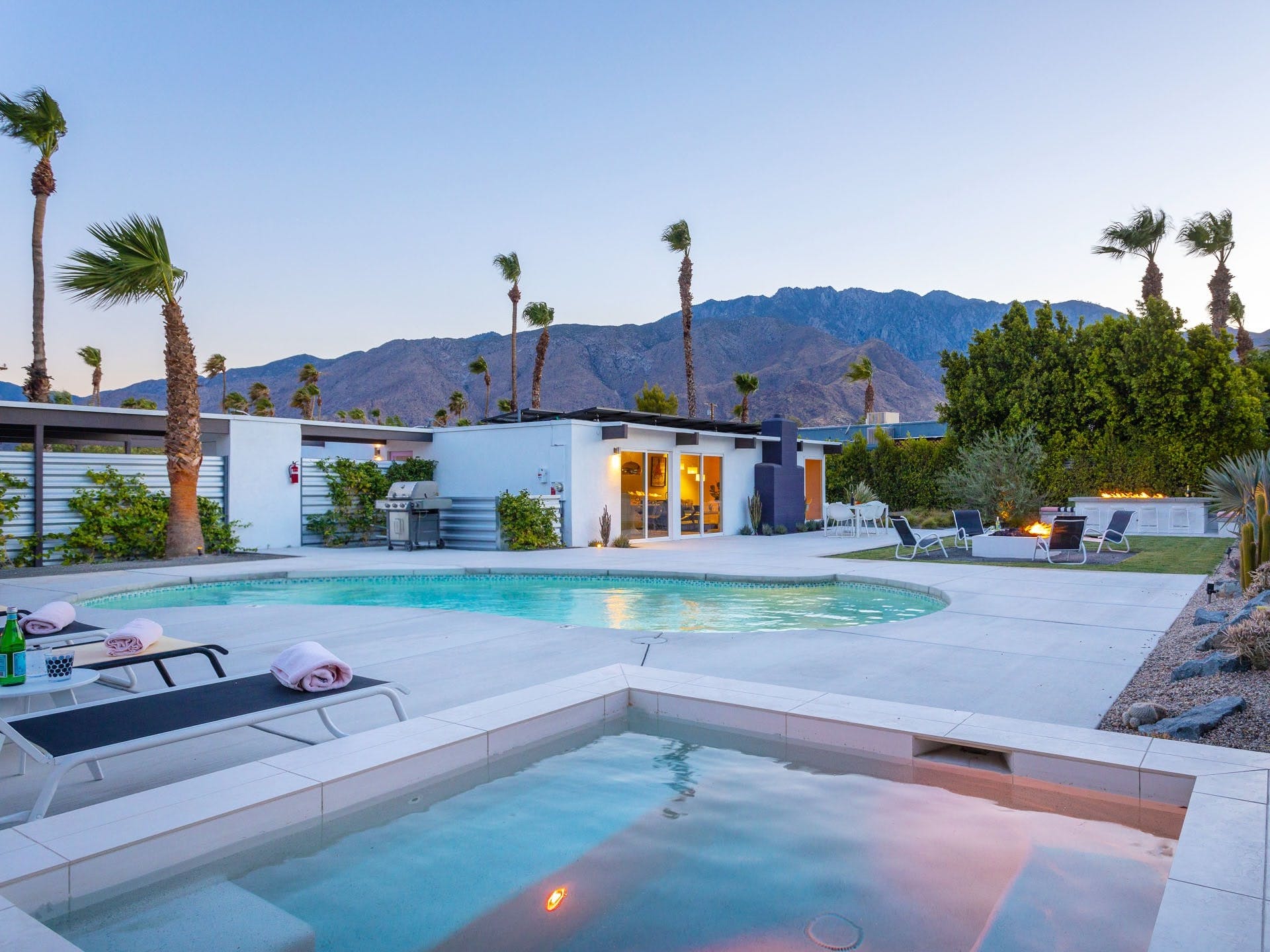 Villa Alba Dinah Shore Cathedral City: Luxury 3-Bedroom Villa with Private Pool and Hot Tub, Cathedral City
